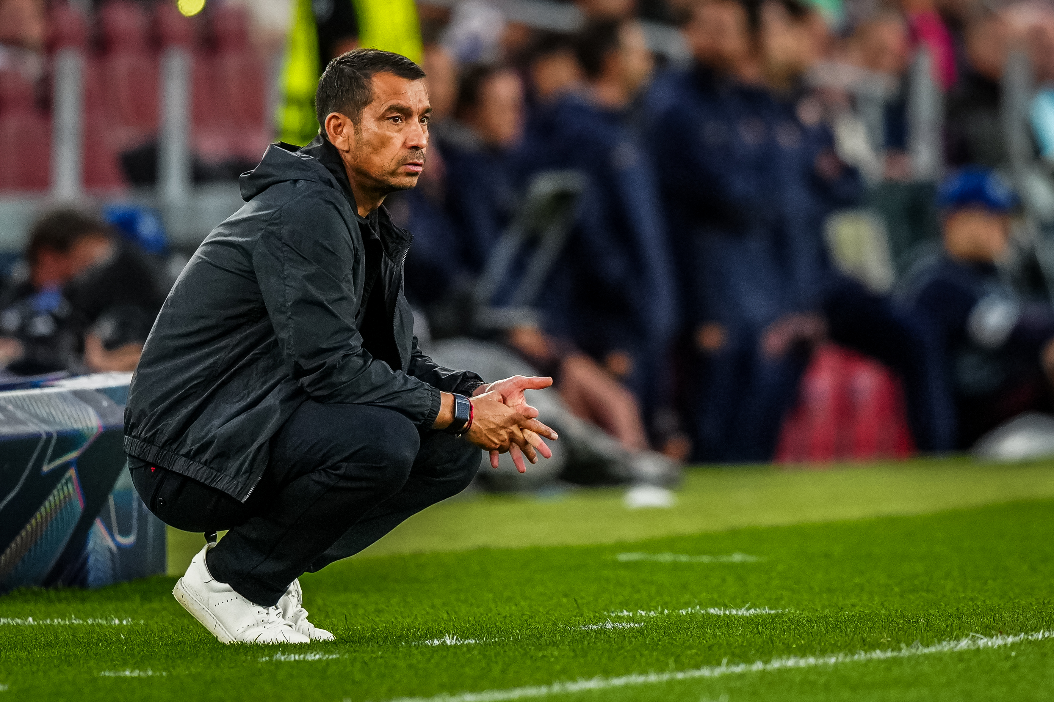 Van Bronckhorst relativeert positiviteit na duel in Barcelona: "Maar van verliespartijen leer je meer dan winstpartijen"