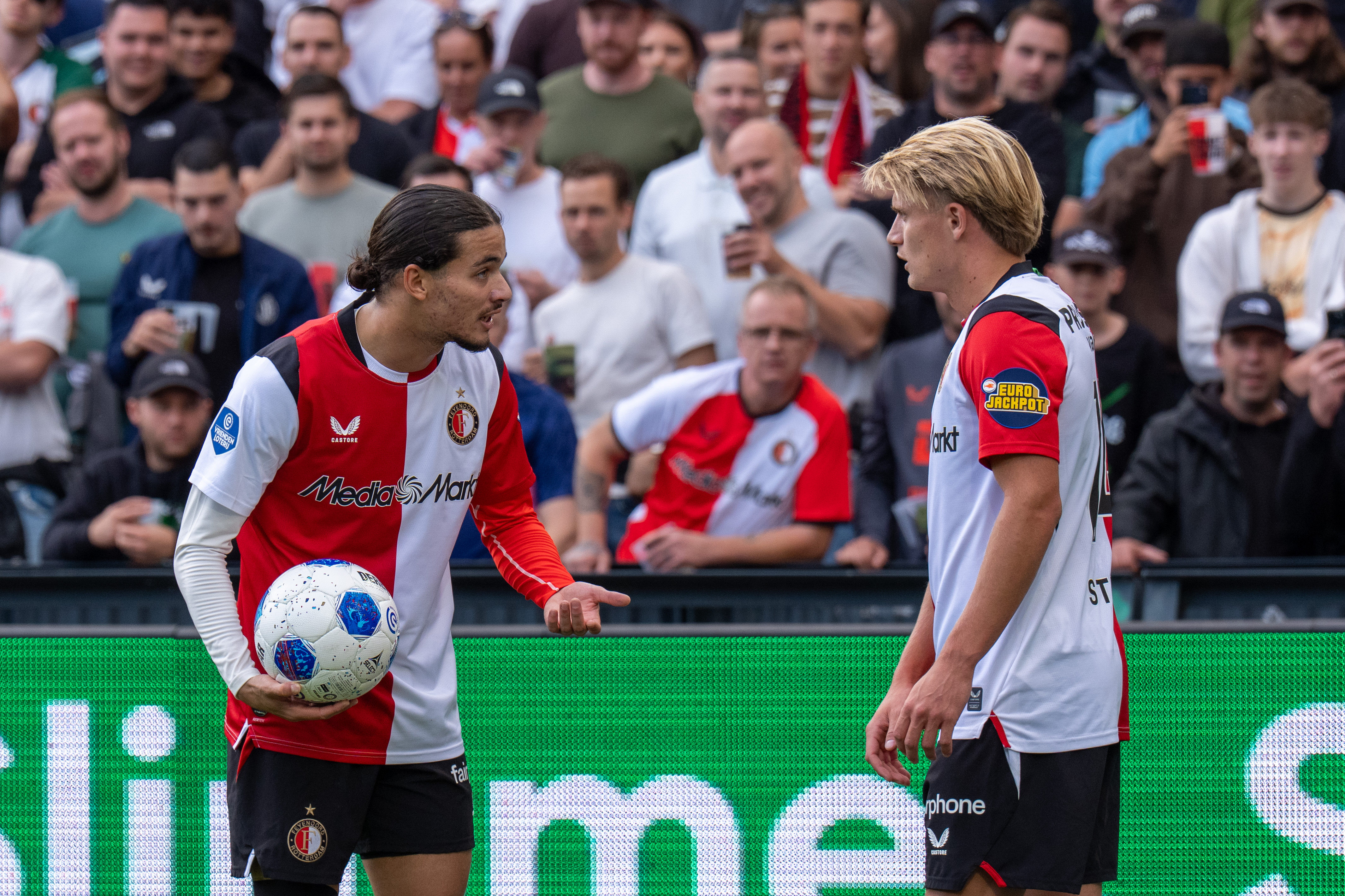 Van Bronckhorst geeft update over confrontatie Hadj Moussa en Steijn: "Ik heb ze allebei apart gesproken"