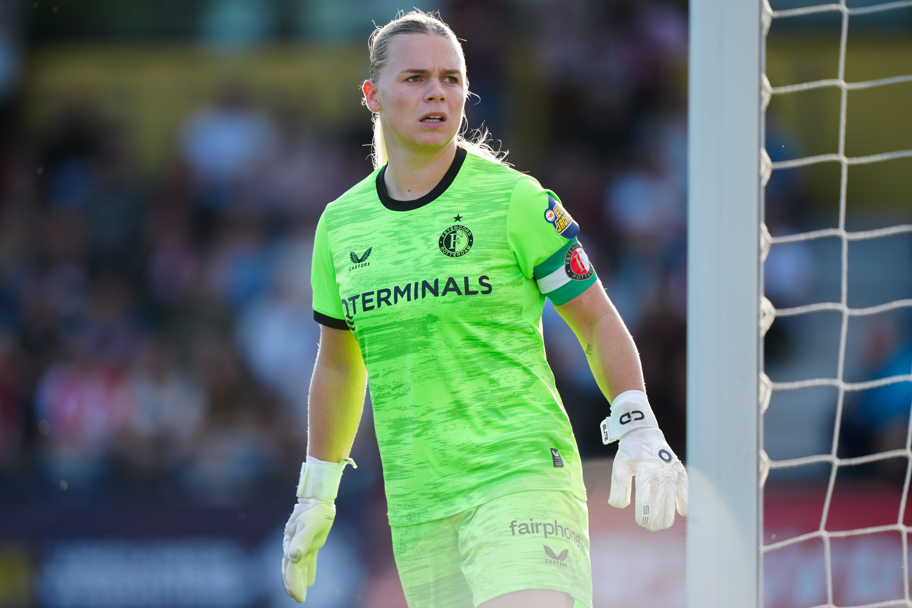 Feyenoord Vrouwen hard onderuit tegen Wolfsburg: Europese uitschakeling dreigt na 7-0 nederlaag