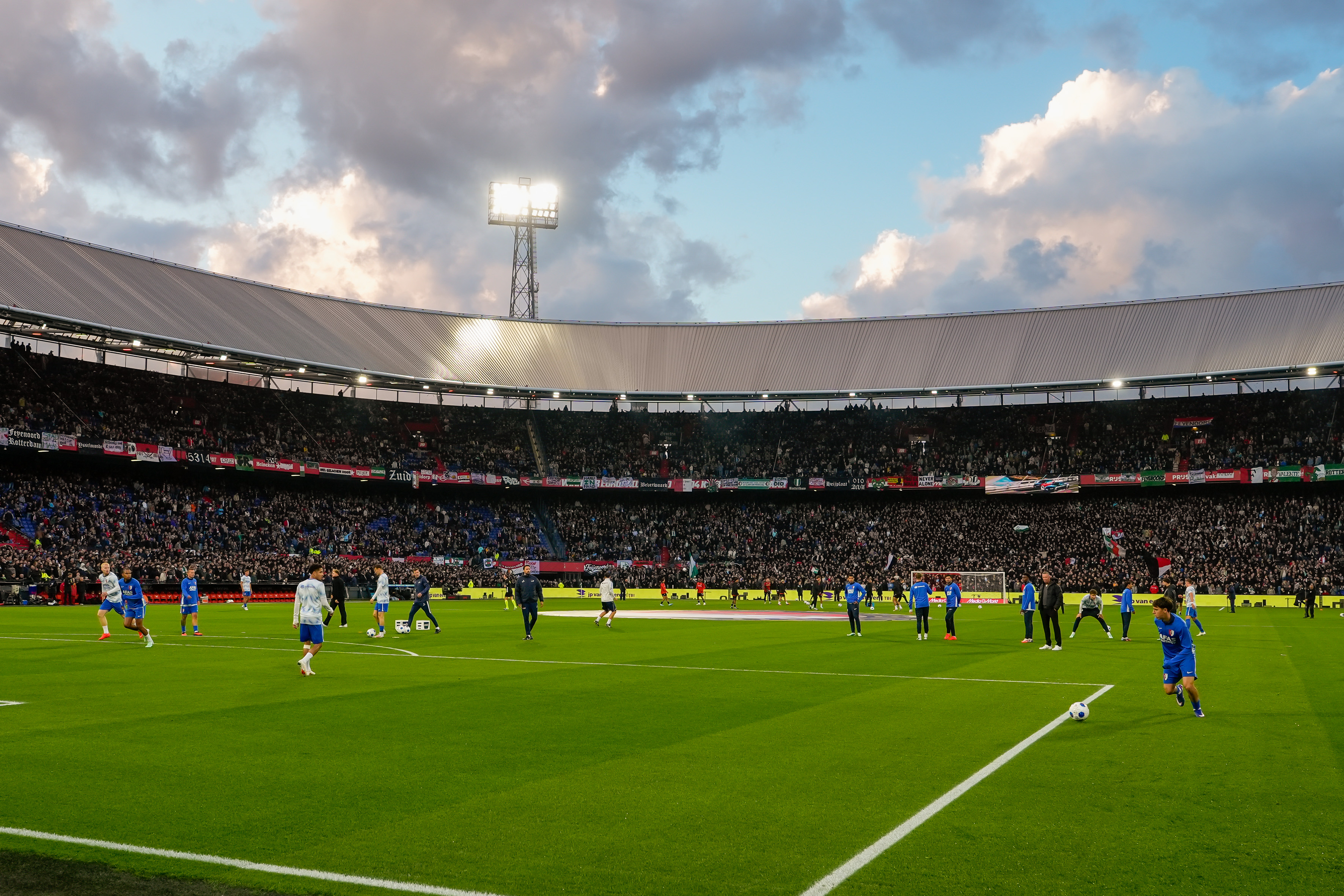 Onderzoek • Wie heeft de macht bij Feyenoord? De bestuurlijke verhoudingen onder de loep