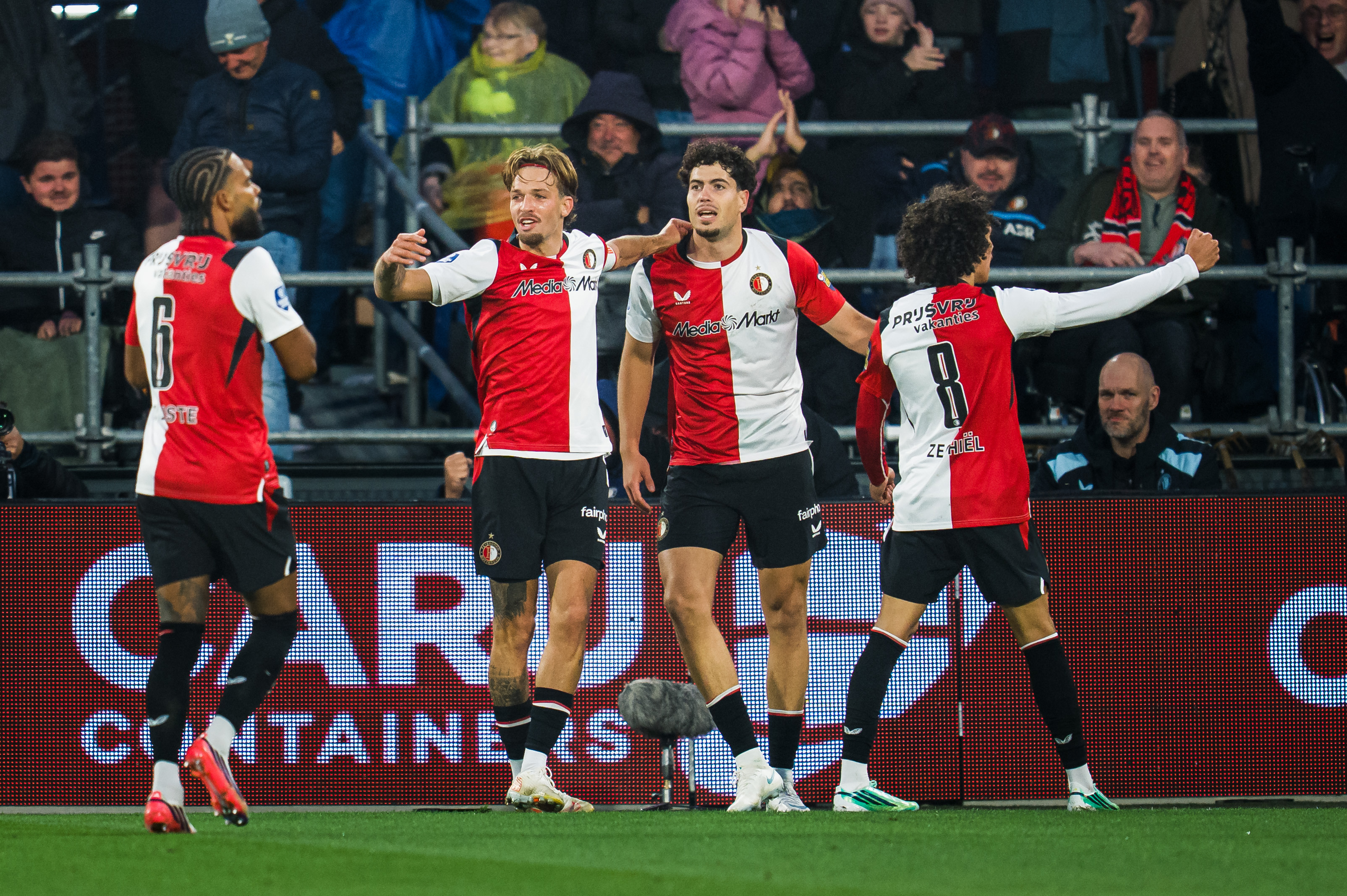 Valente schrijft spel Feyenoord toe aan goede sfeer: "We worden gewoon een grote familie"