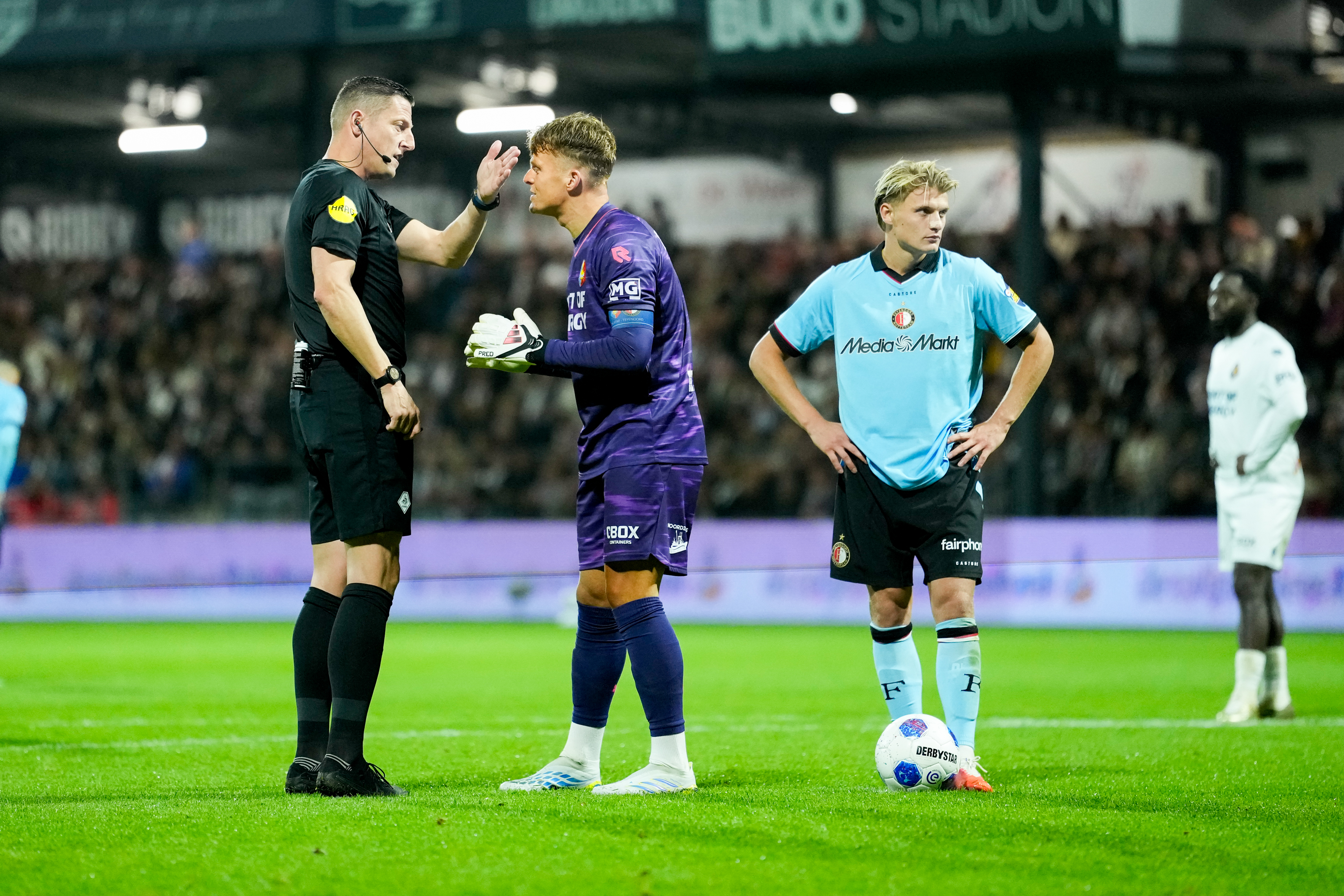 Koeman jr. woest over penalty Feyenoord: "Manschot naaide ons vorig jaar ook"