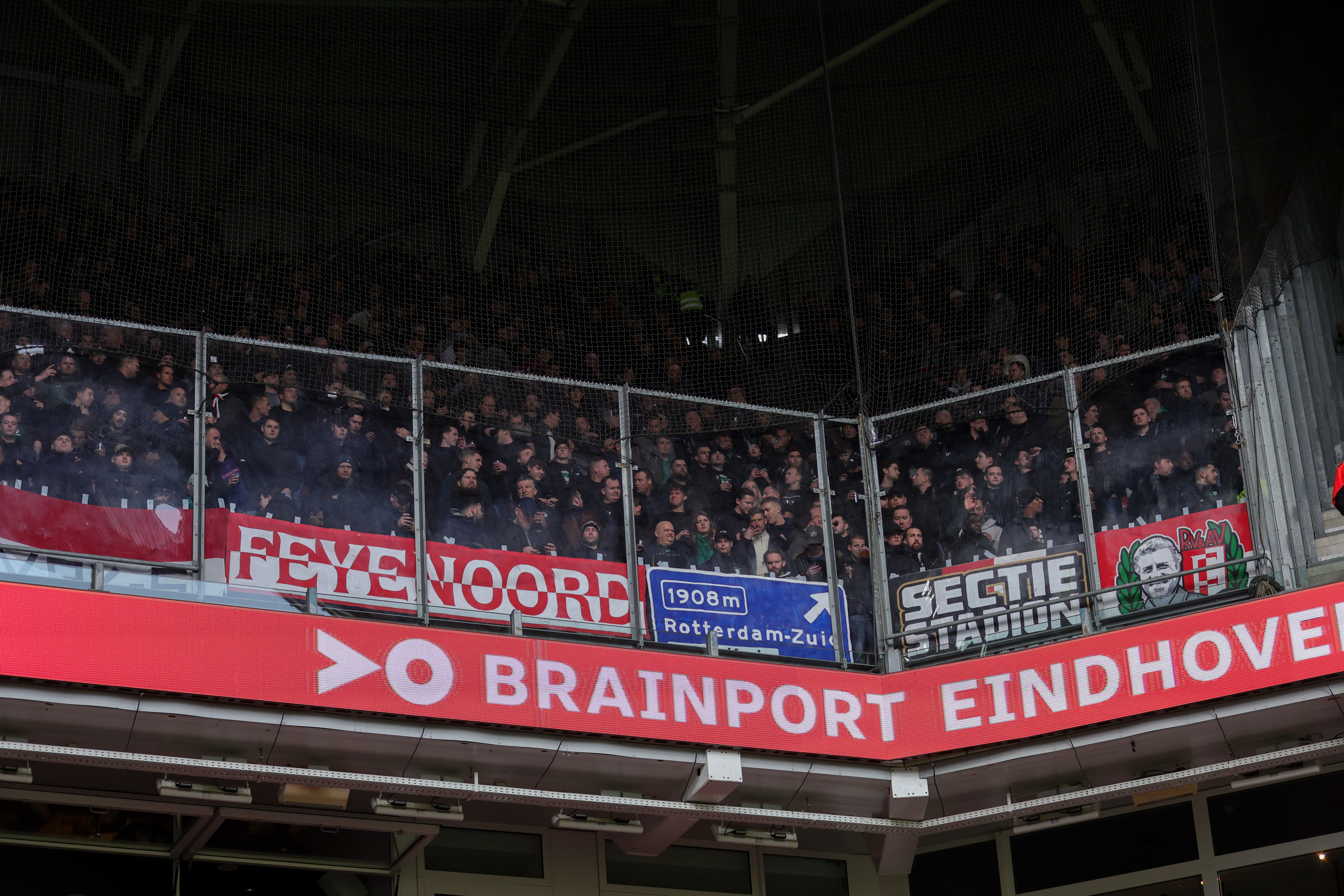 'PSV-supporters gooien voorwerpen richting Feyenoord-spelers na afloop'