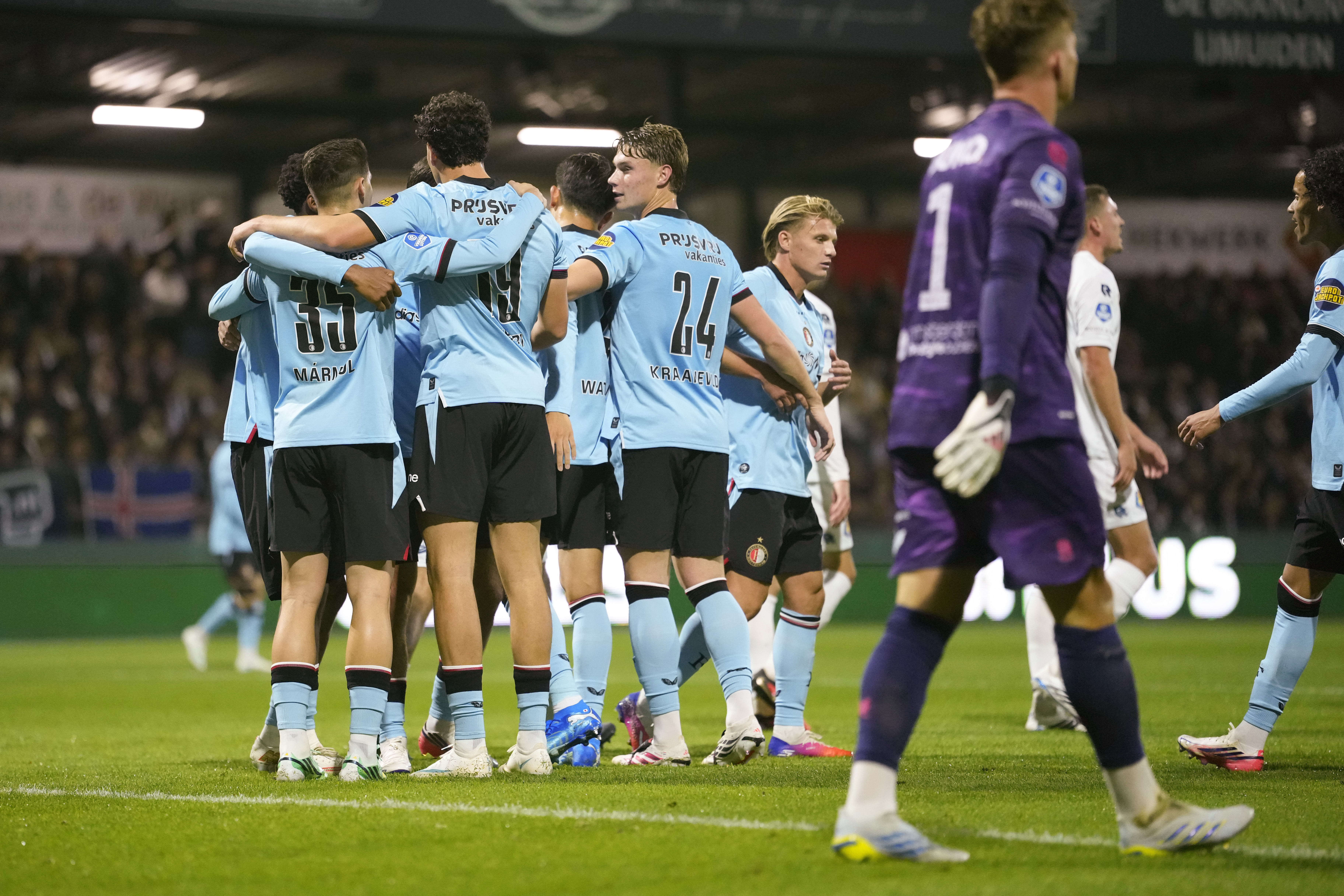 Feyenoord profiteert maximaal van misstap PSV ondanks moeizame avond bij Telstar