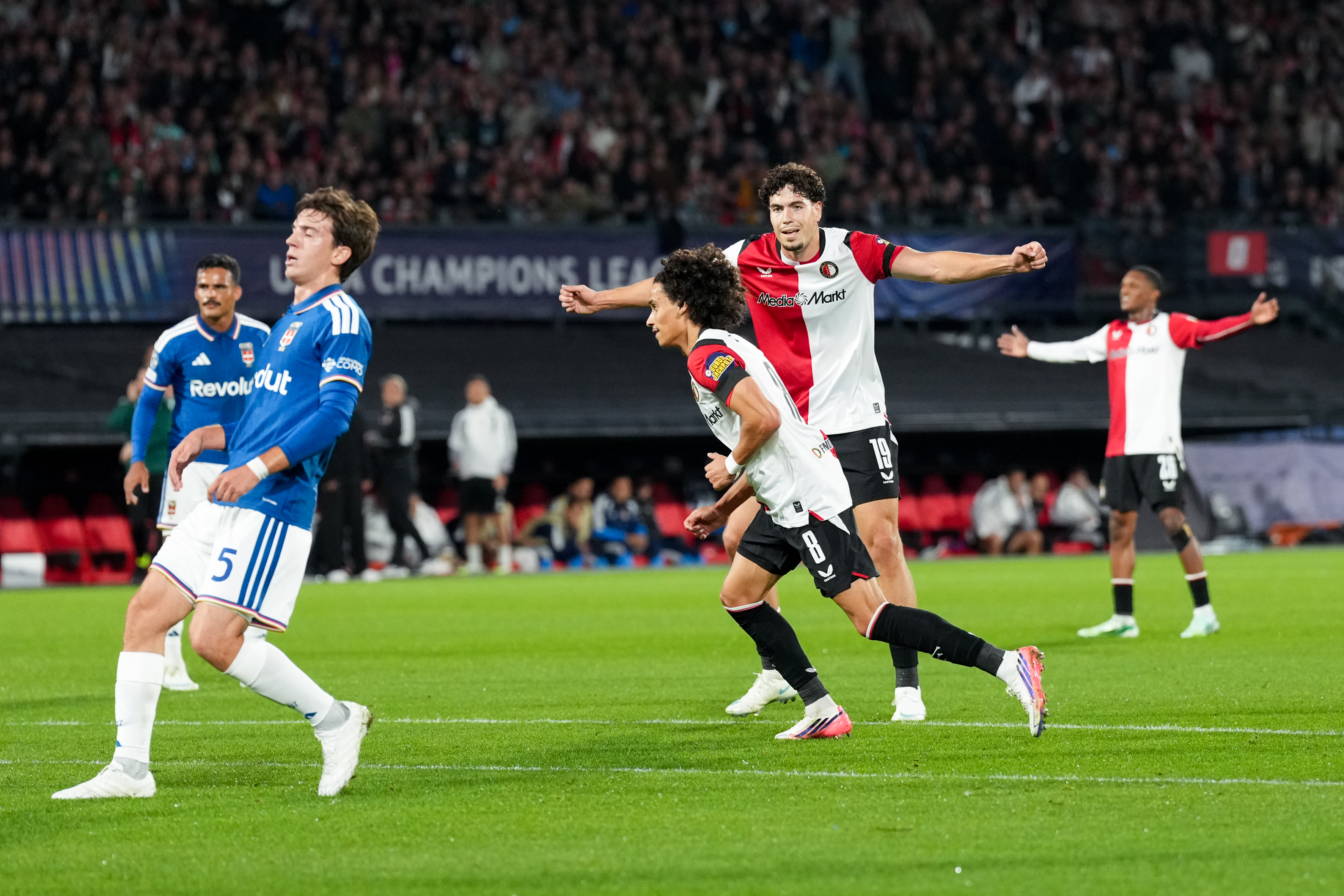 LIVE • Zechiël schiet Feyenoord razendsnel op gelijke hoogte tegen Como [1H]
