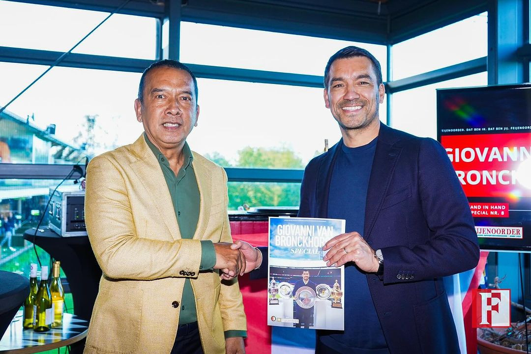 Giovanni van Bronckhorst ontvangt eigen Feyenoord-special