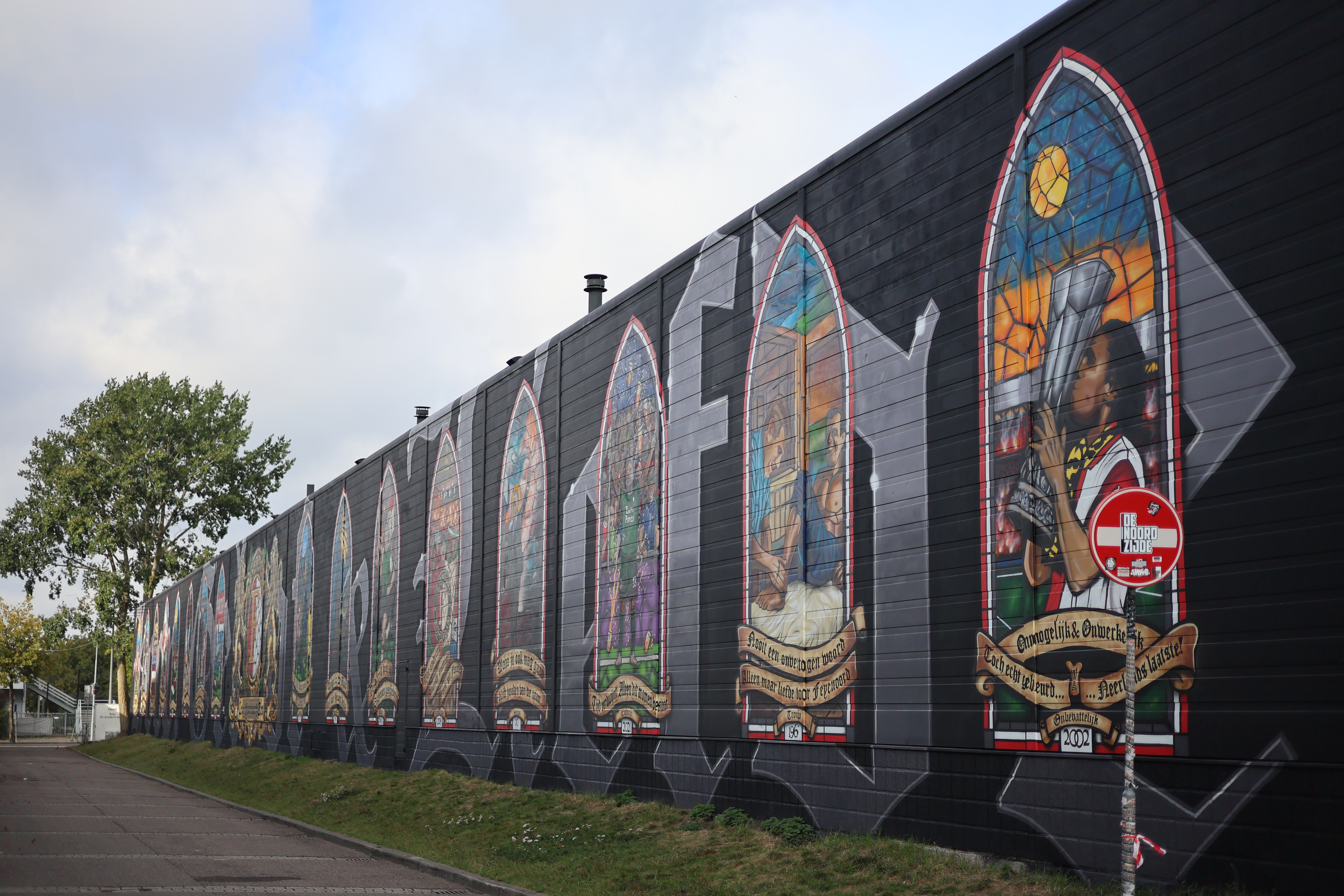 Video • Mini-docu onthult de volledige betekenis achter de muurschildering naast De Kuip