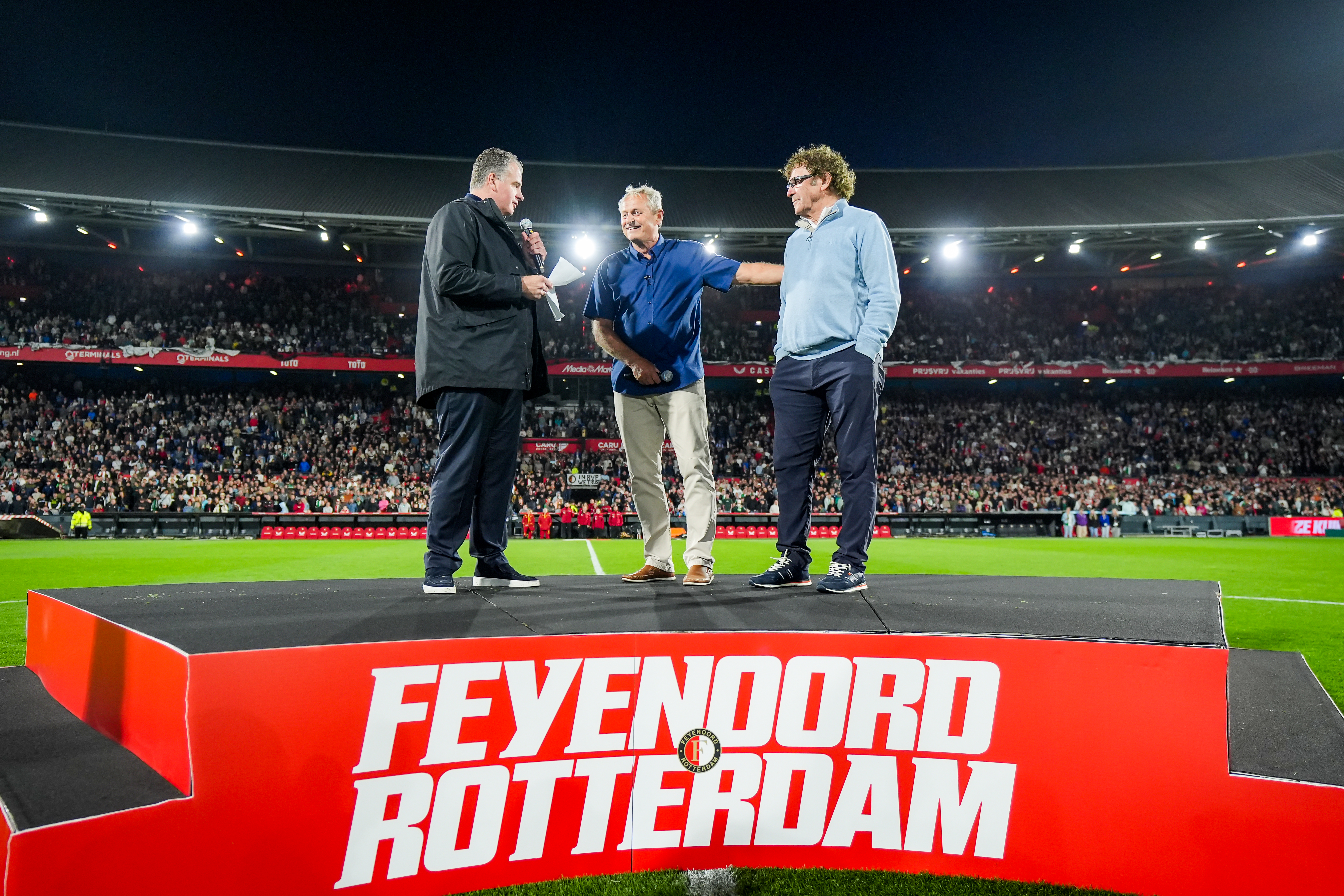 De Kuip neemt op indrukwekkende wijze afscheid van stadionspeaker Peter Houtman