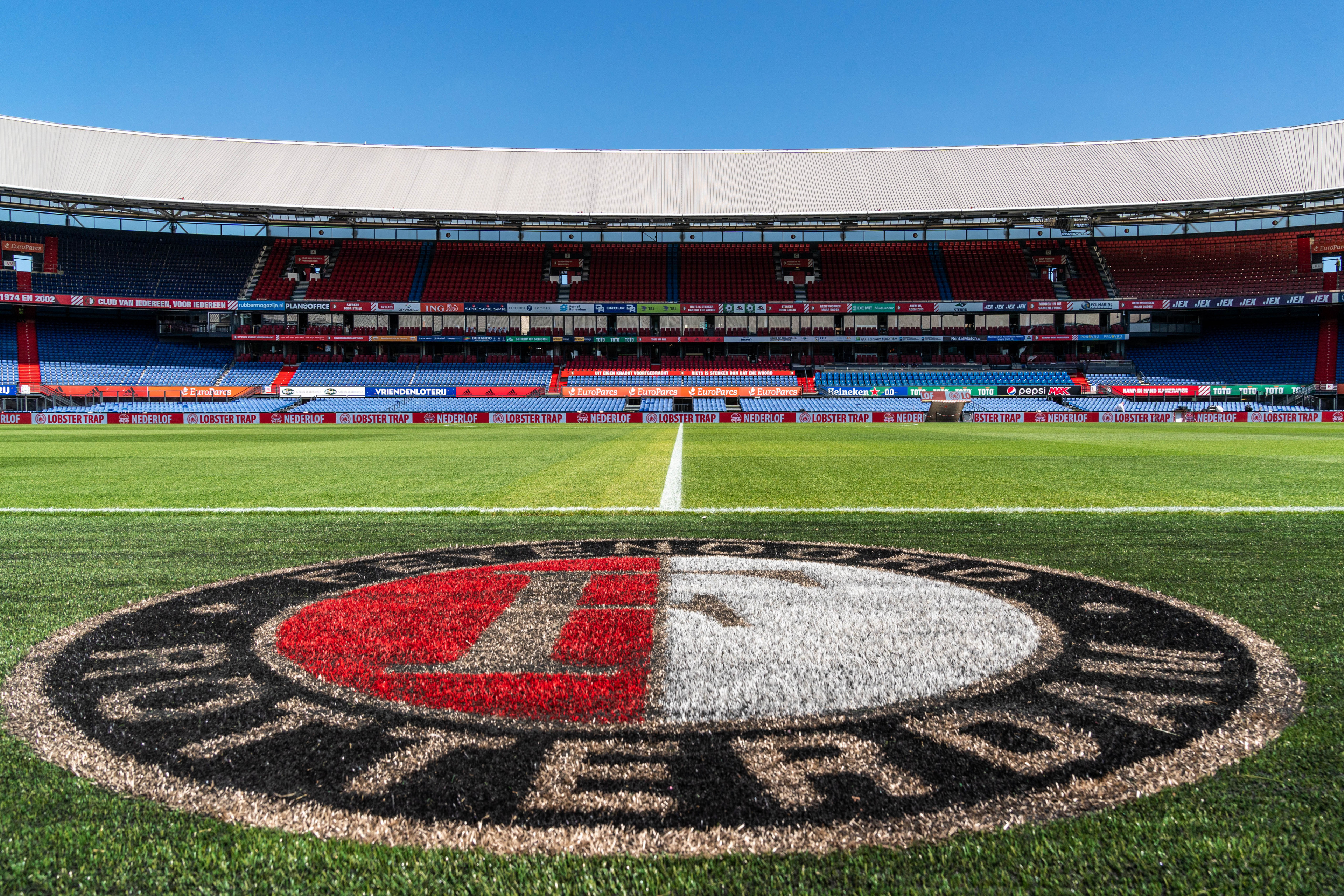 De Kuip verloot weer stukken van de heilige grasmat