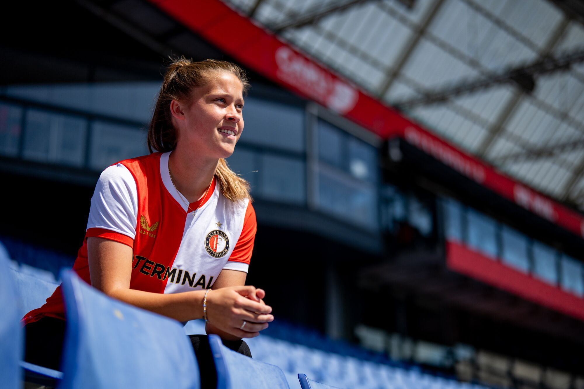 Eerste profcontract voor Lucy Heij