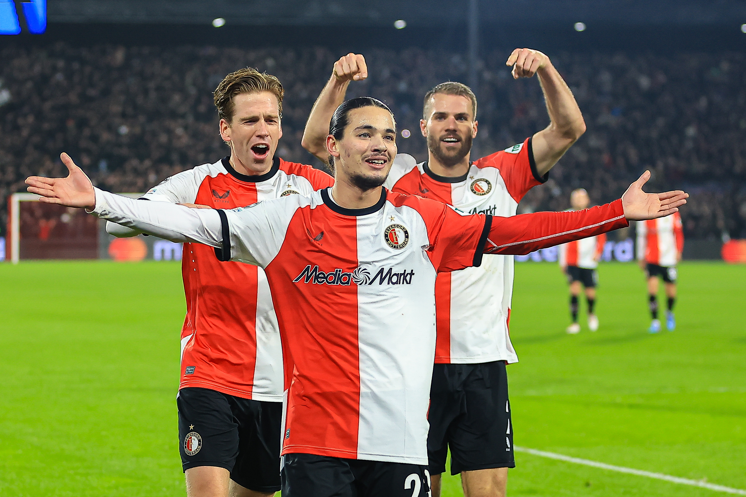 Hadj Moussa schiet zich rood-witte geschiedenisboeken in met prachtgoal