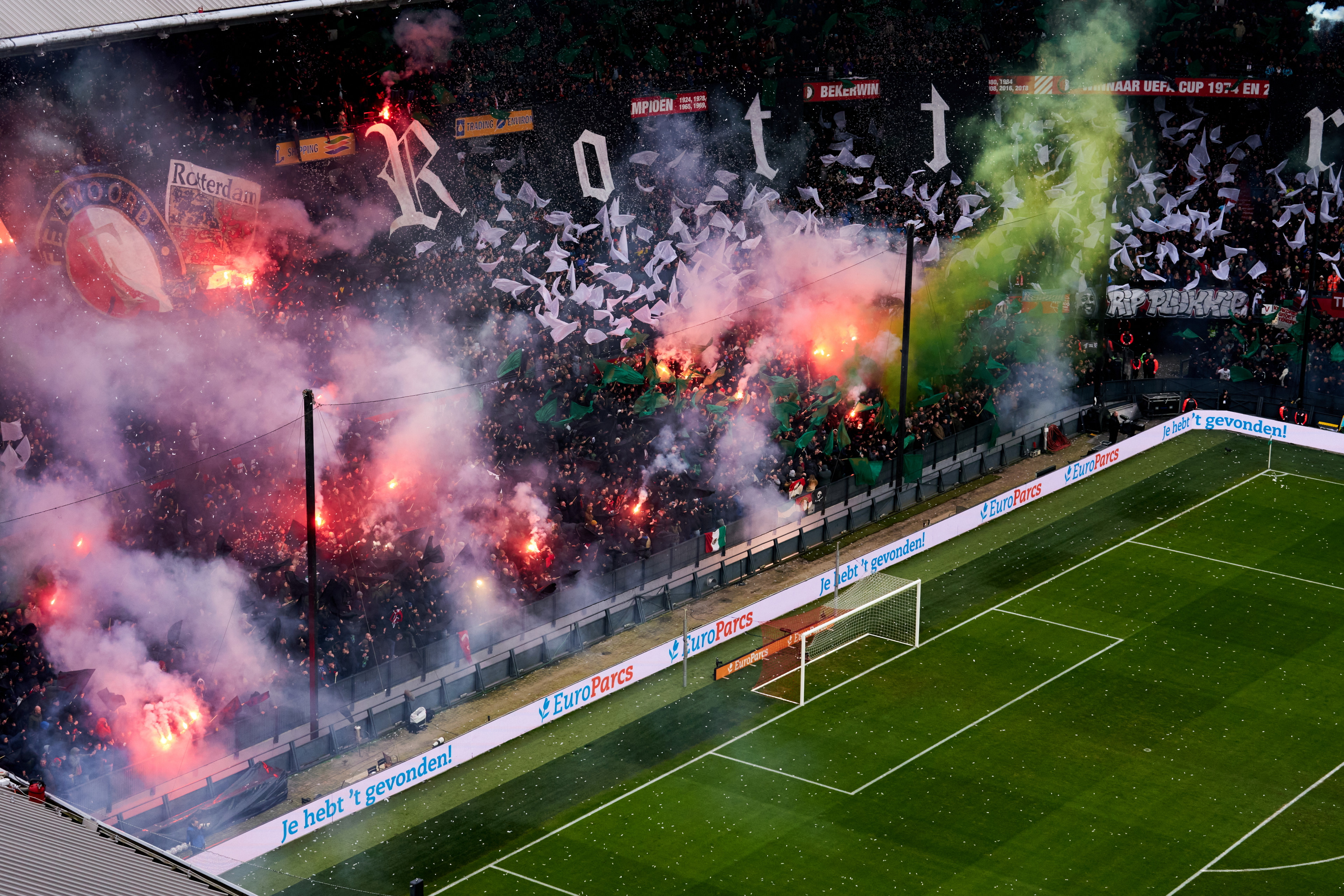 VK Sportphoto - Sfeer Vuurwerk Klassieker Supporters Luchtfoto Fakkels Rook Opkomst Sfeeractie Tifo