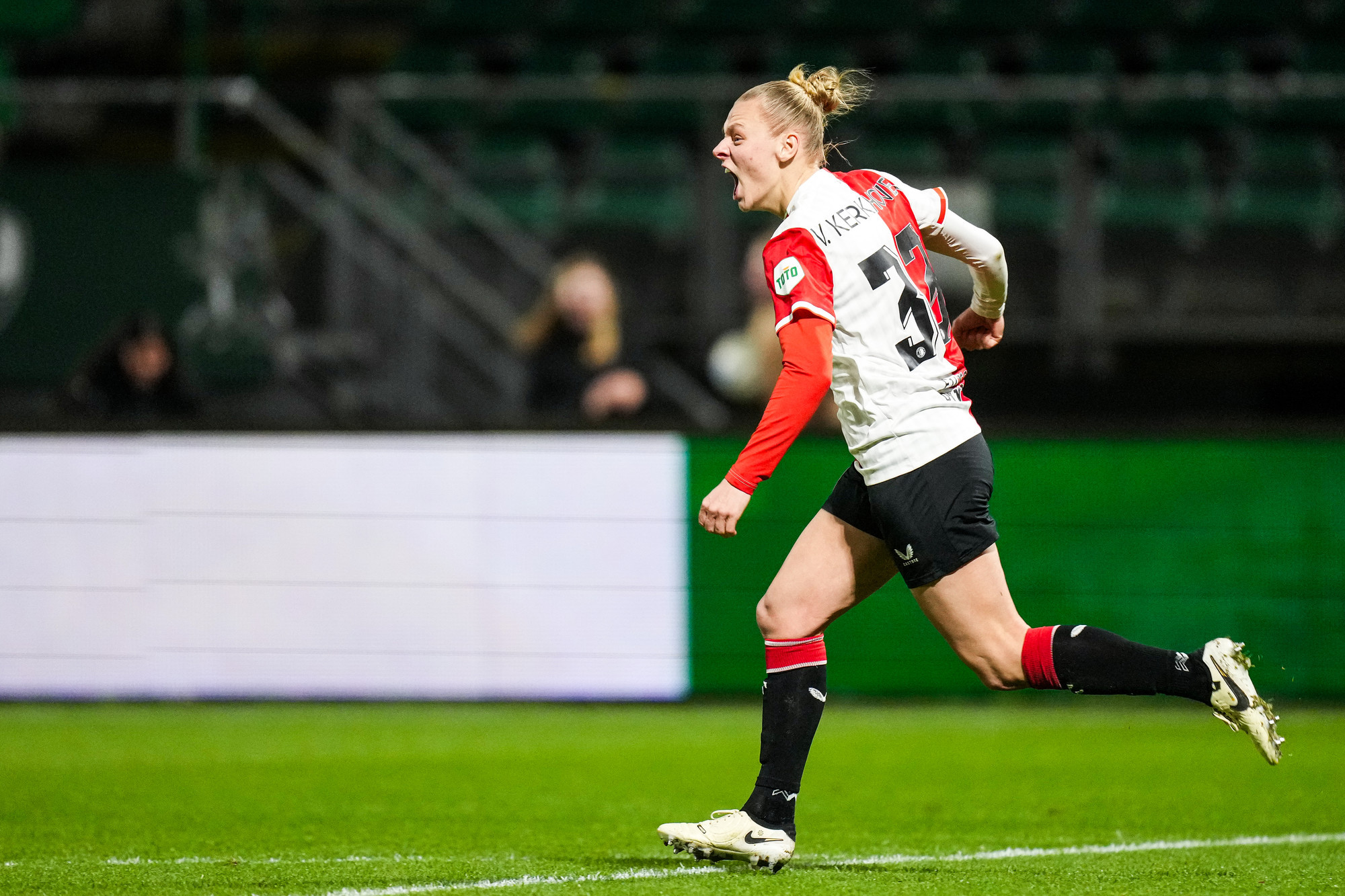 Feyenoord V1 heeft stijgende lijn te pakken; PEC Zwolle ruim verslagen (4-0)