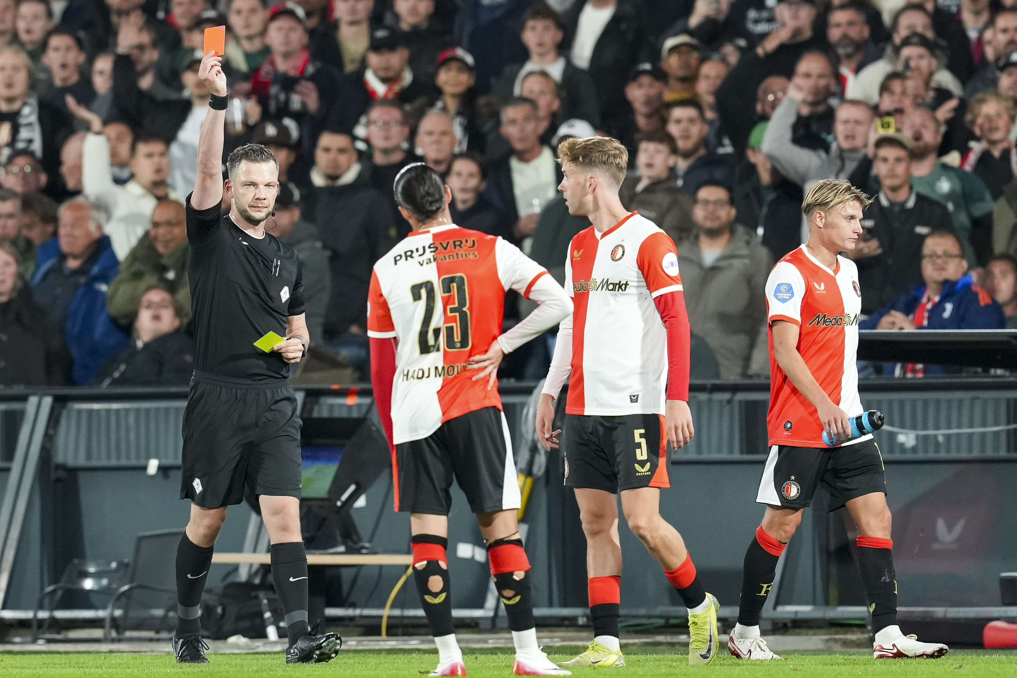 Van Persie over rode kaart Hadj Moussa: "Het ziet er erger uit dan het is in mijn ogen"