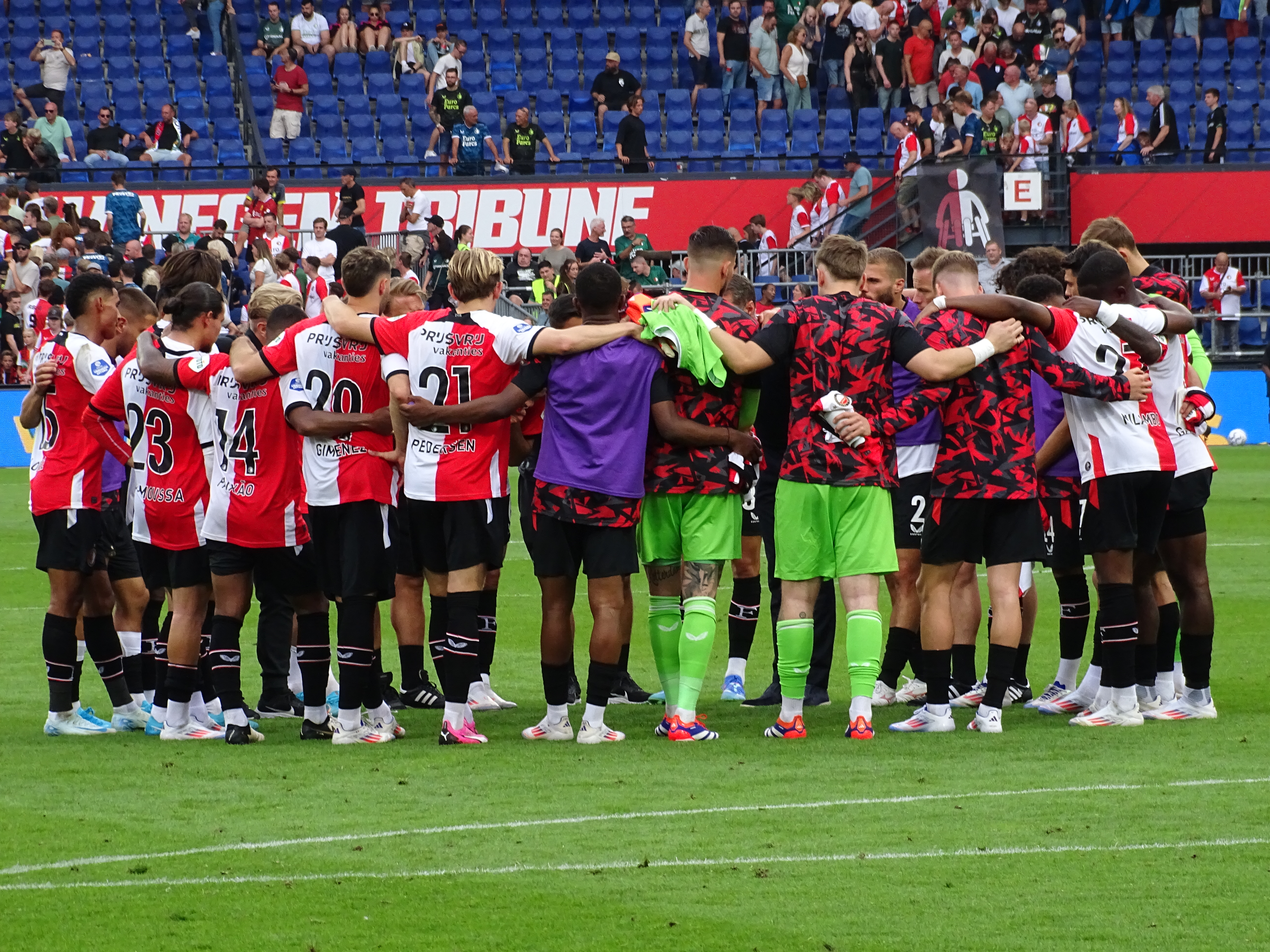 Scrum Feyenoord na de wedstrijd - Jim Breeman Sports Photography