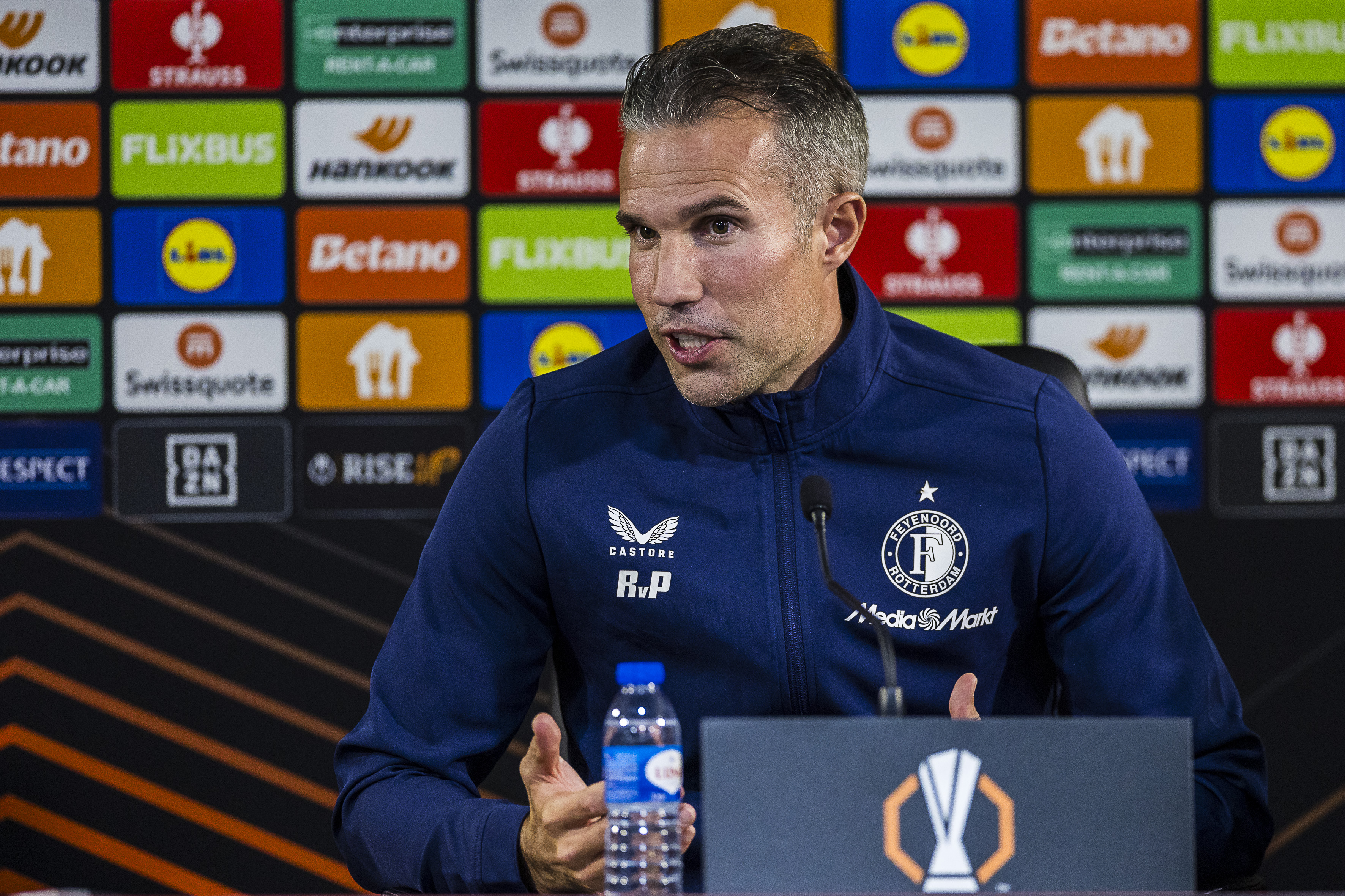 Van Persie houdt nog geen rekening met PSV: "Morgen is een 'must win'-wedstrijd"