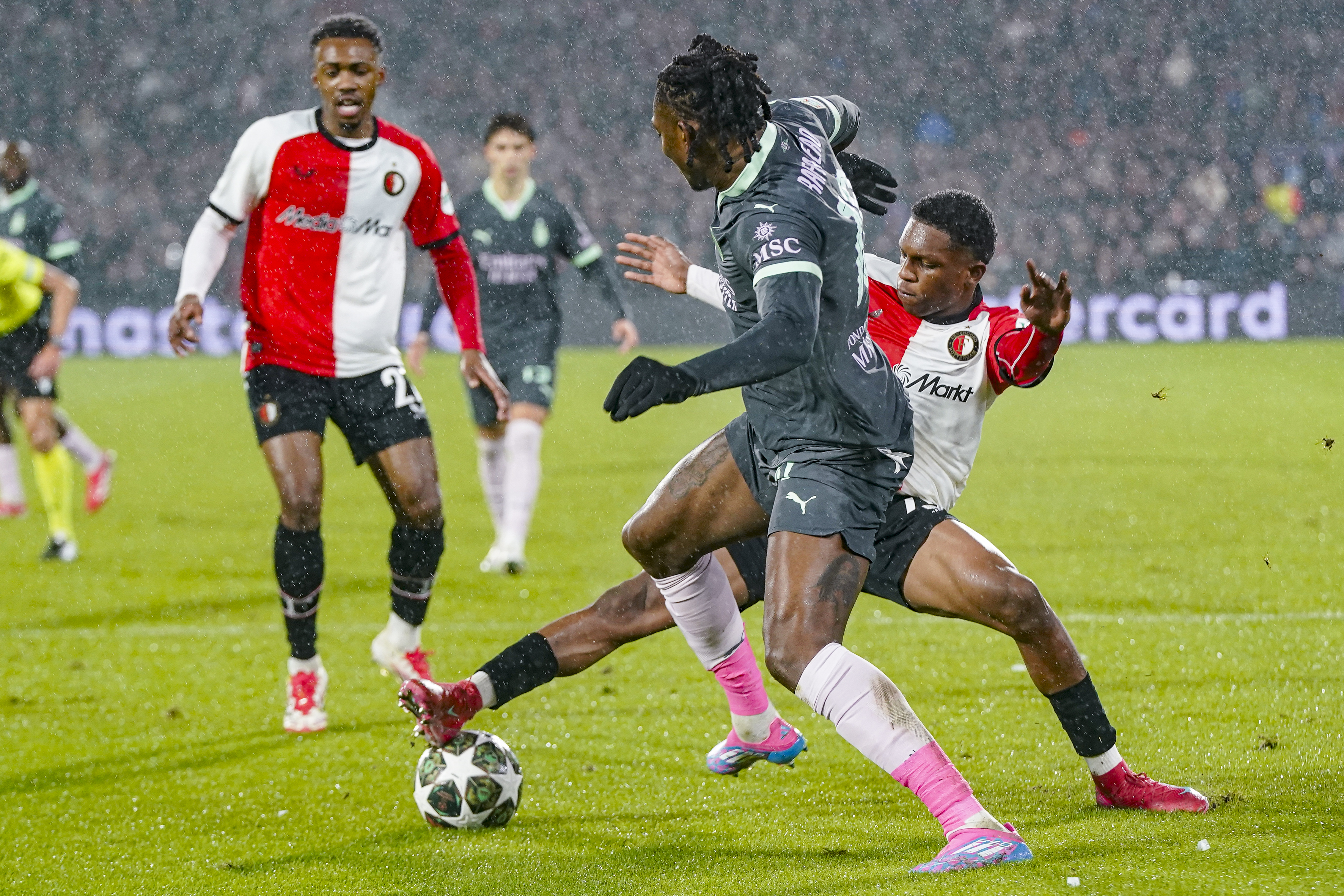 Debutant Read domineert tegen Milan als een veteraan