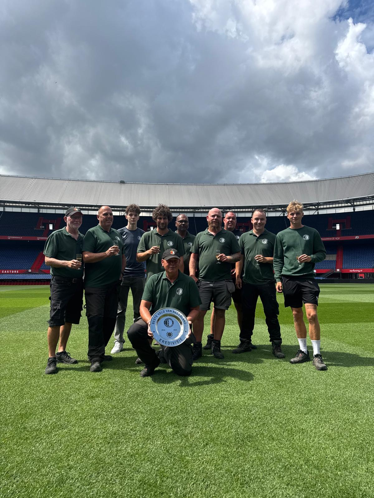 Grasmeesters Feyenoord nemen prijs voor beste grasmat in ontvangst