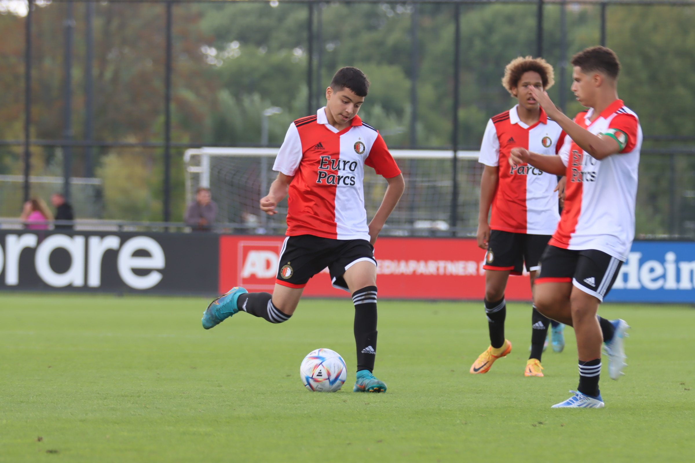 Ook El Harmouz zet handtekening onder eerste profcontract