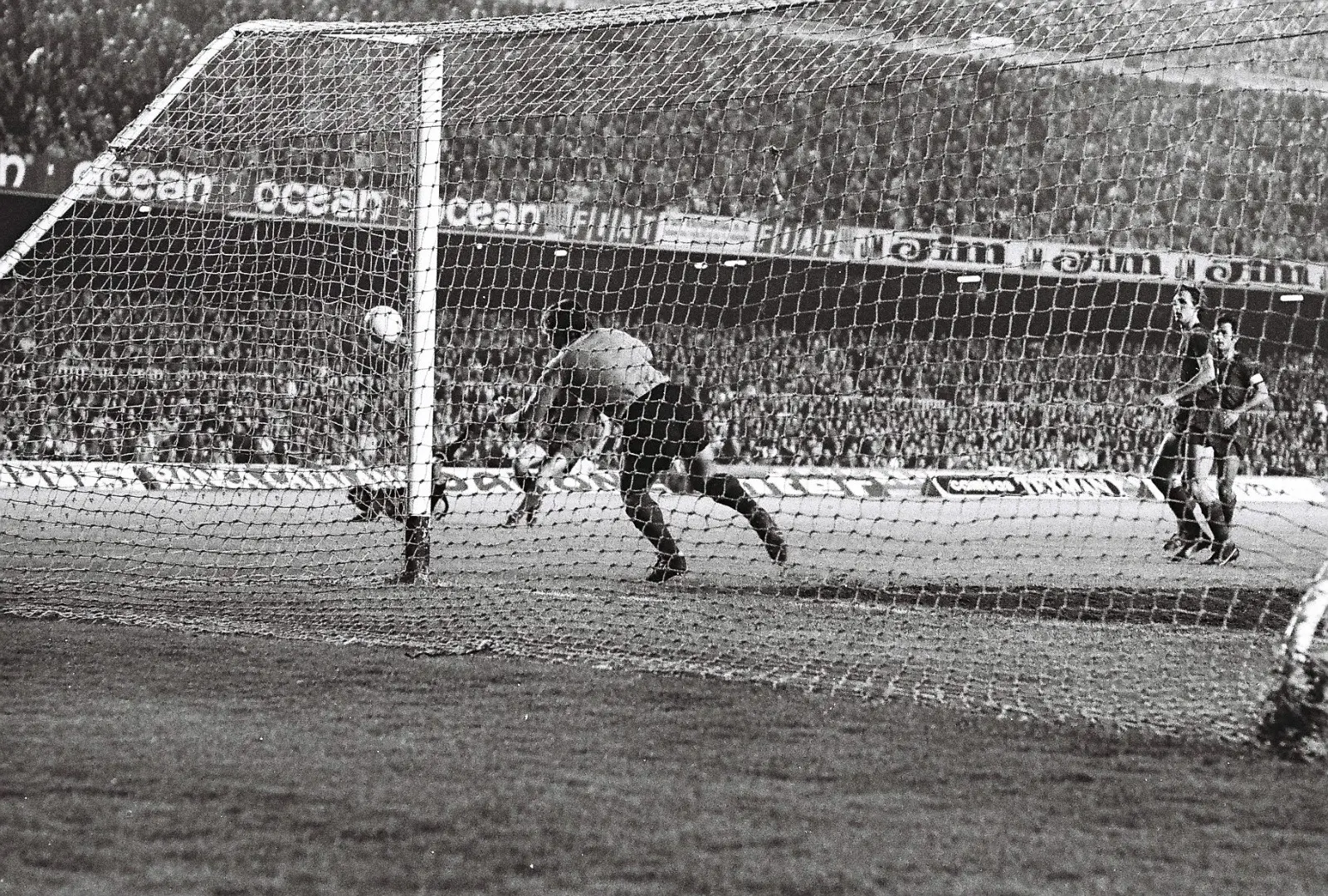 barcelona-feyenoord-1974-achter-het-doel-piet-bouts