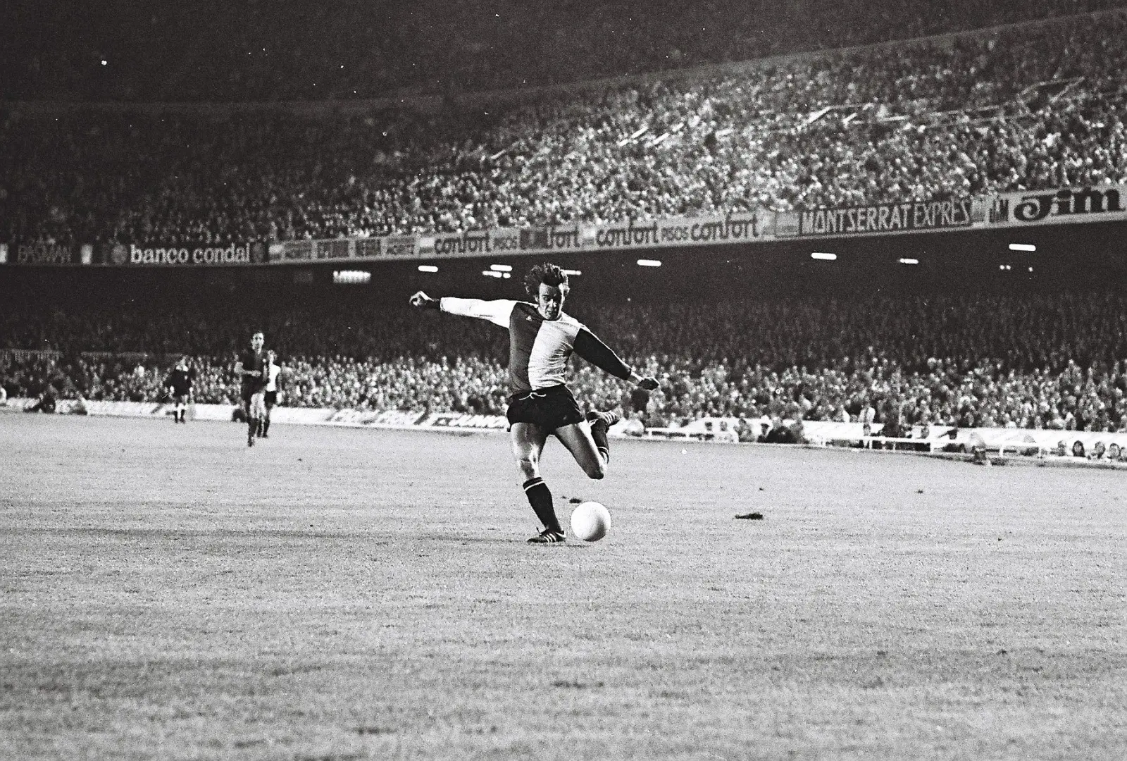 barcelona-feyenoord-1974-voorzet-piet-bouts