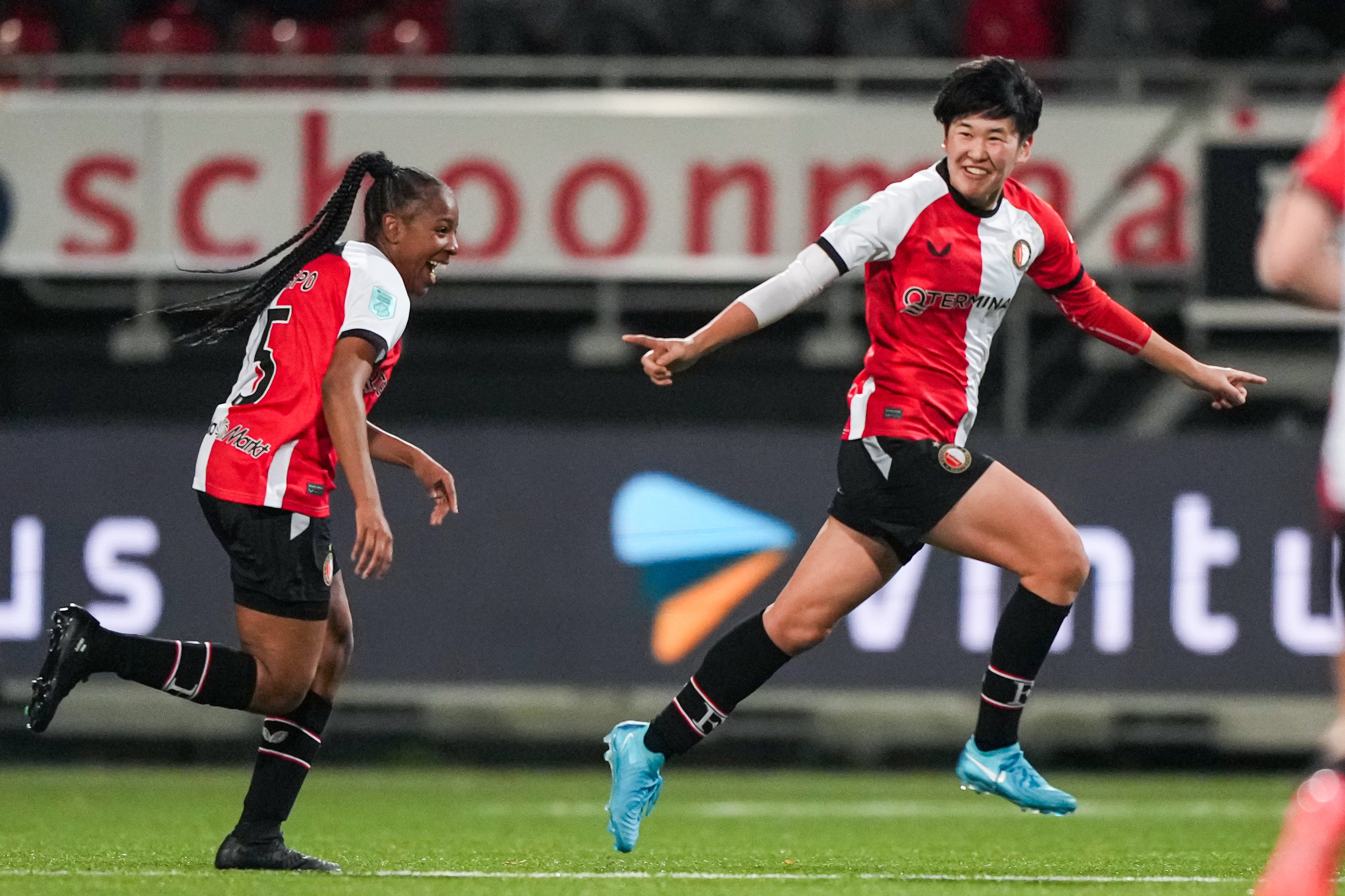 Feyenoord V1 wint knotsgekke stadsderby in Kralingen