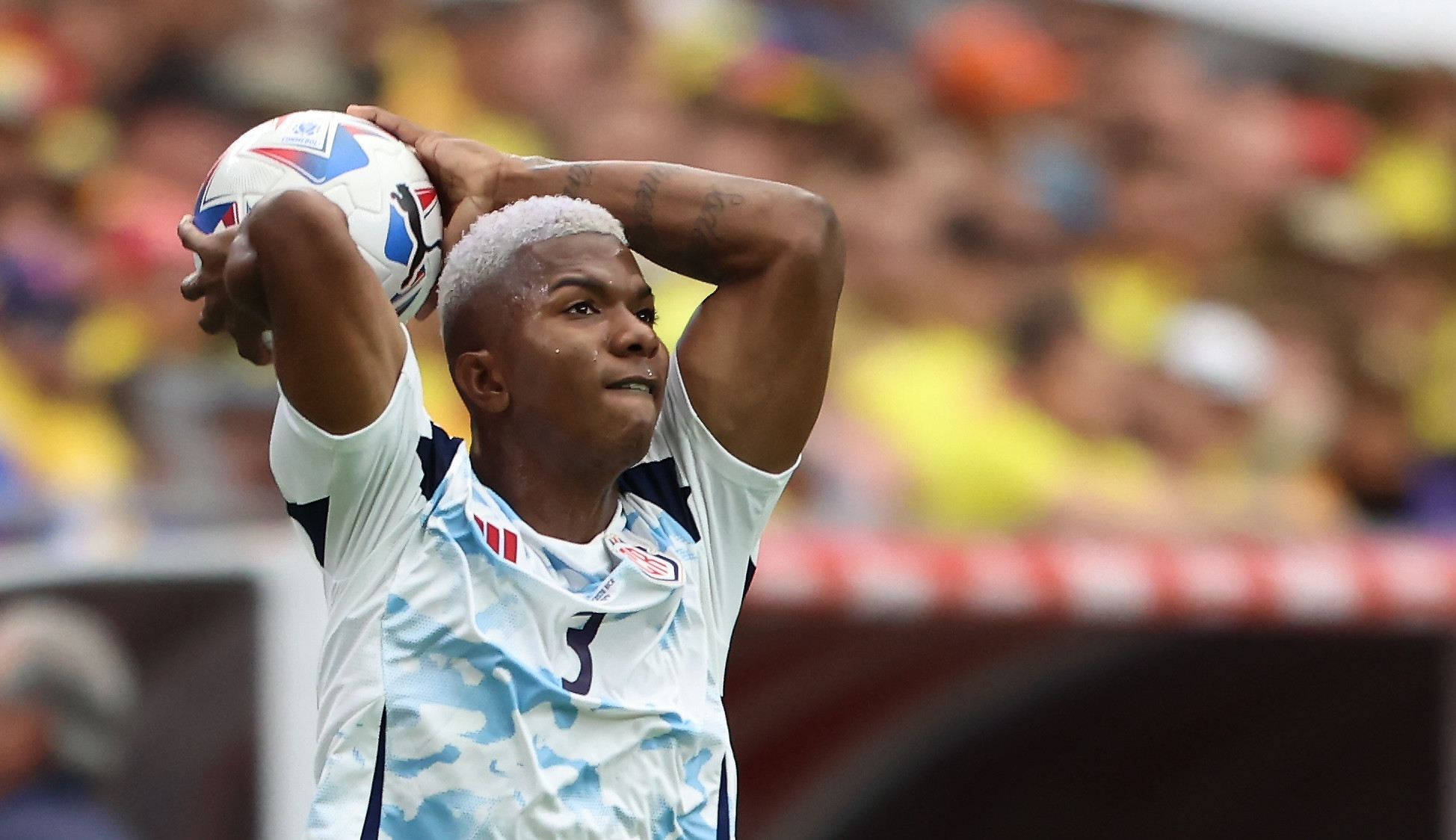 Aan schorsing ontkomen Mitchell uitgeschakeld met Costa Rica