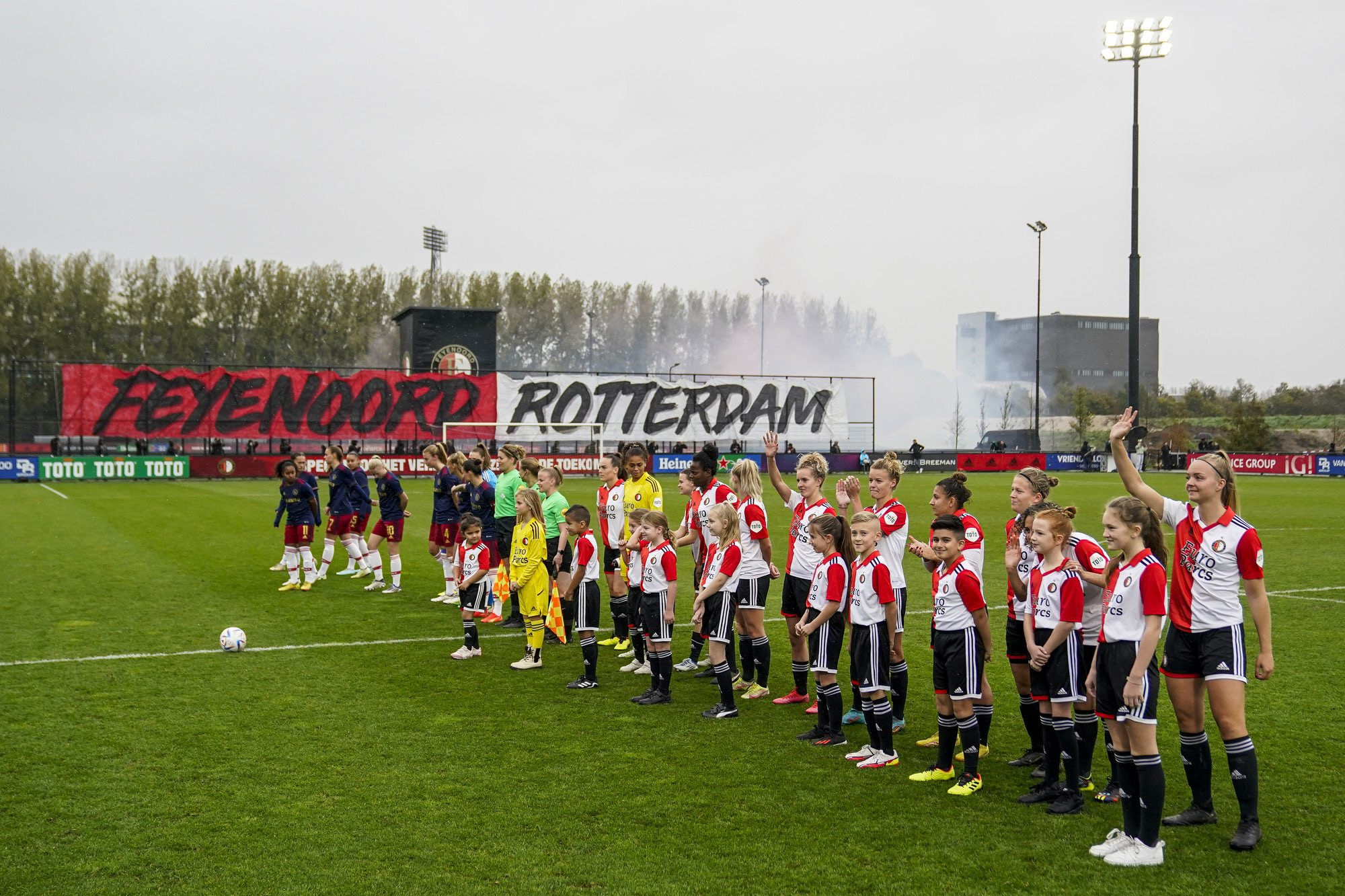 Feyenoord Vrouwen met Sfeeractie op Varkenoord