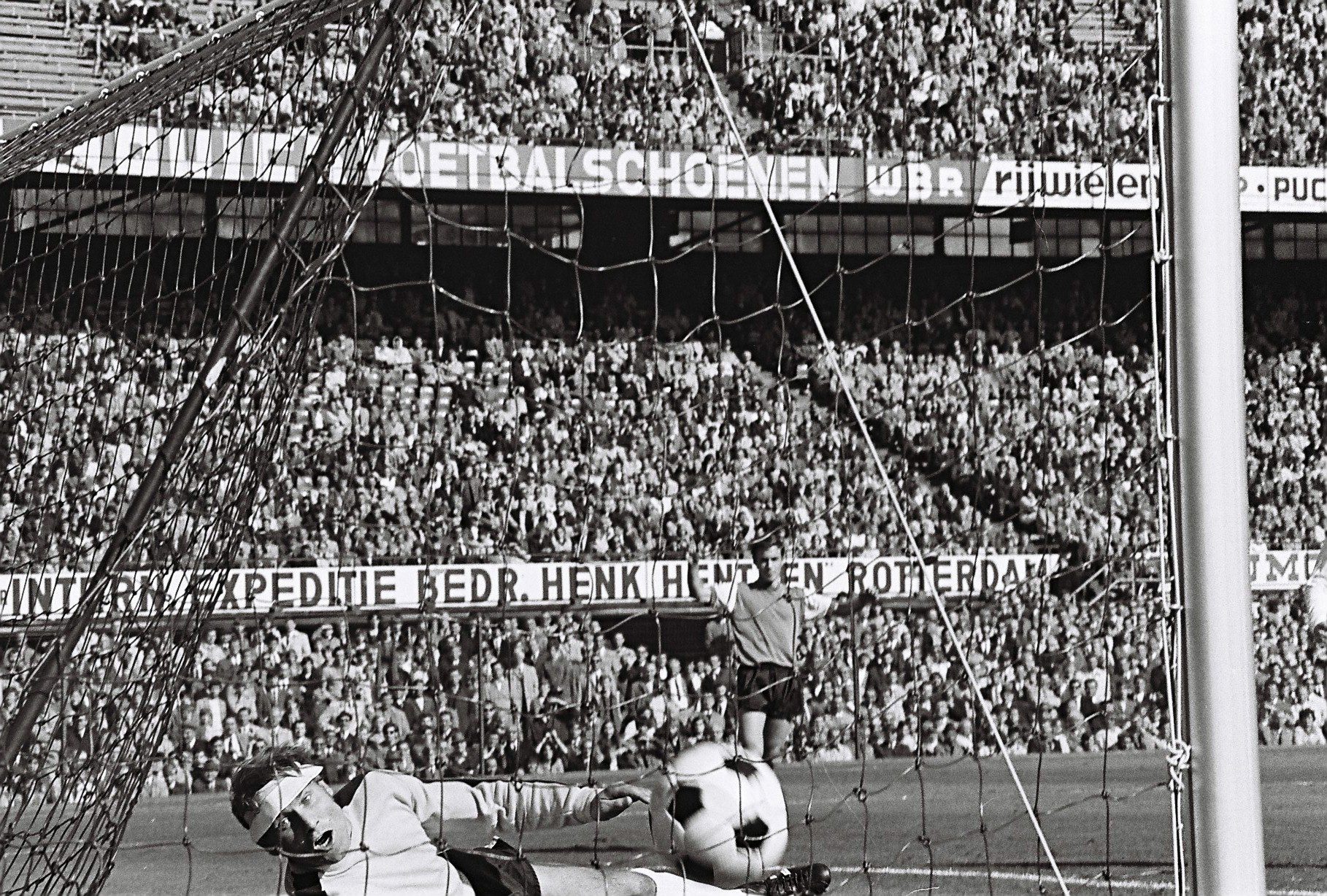 De geest van Ove Kindvall waarde rond in De Kuip en maakte het nieuwe spitsen lastig
