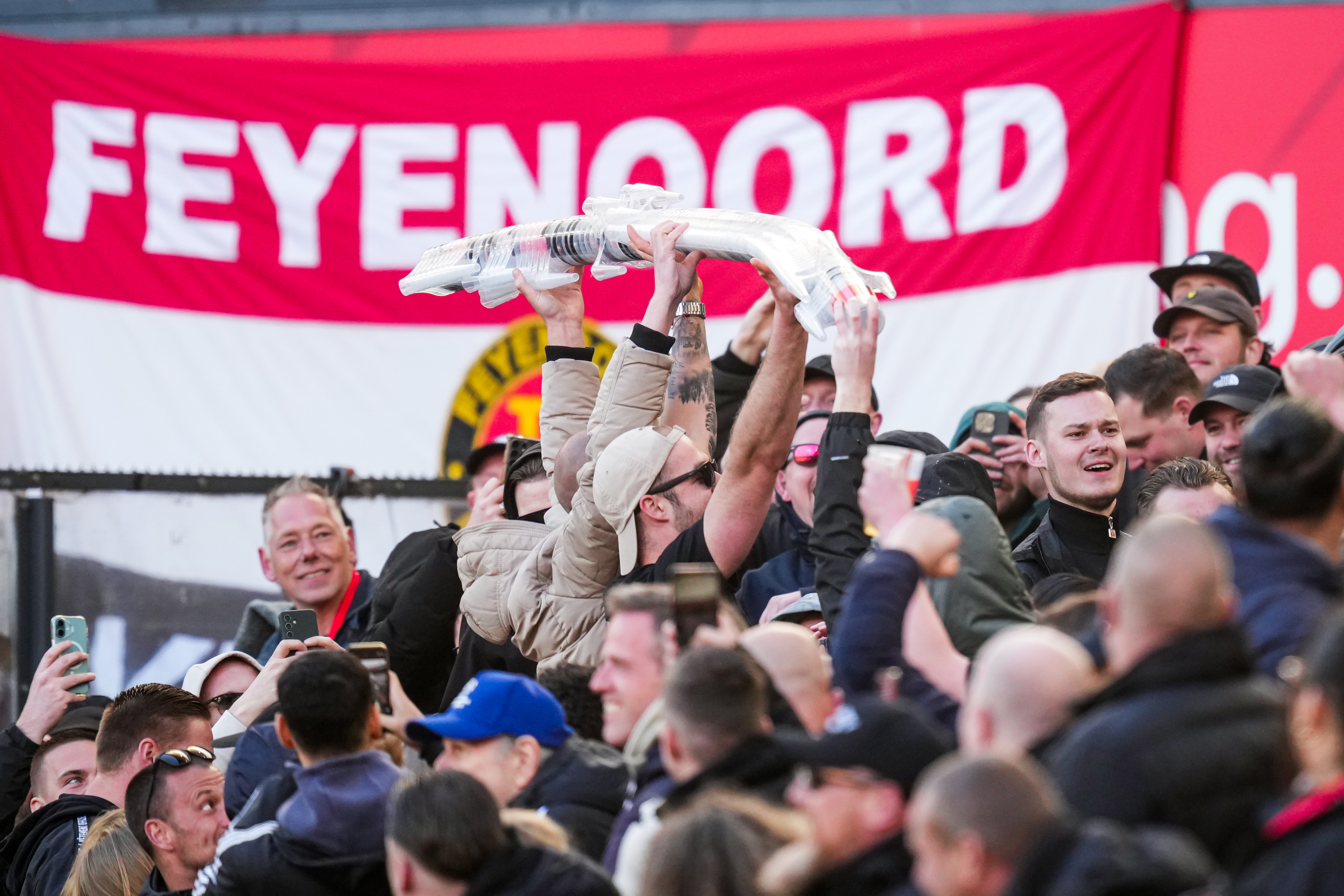 Kolderiek moment in de Kuip: “Laat zien dat je een beker hebt!”
