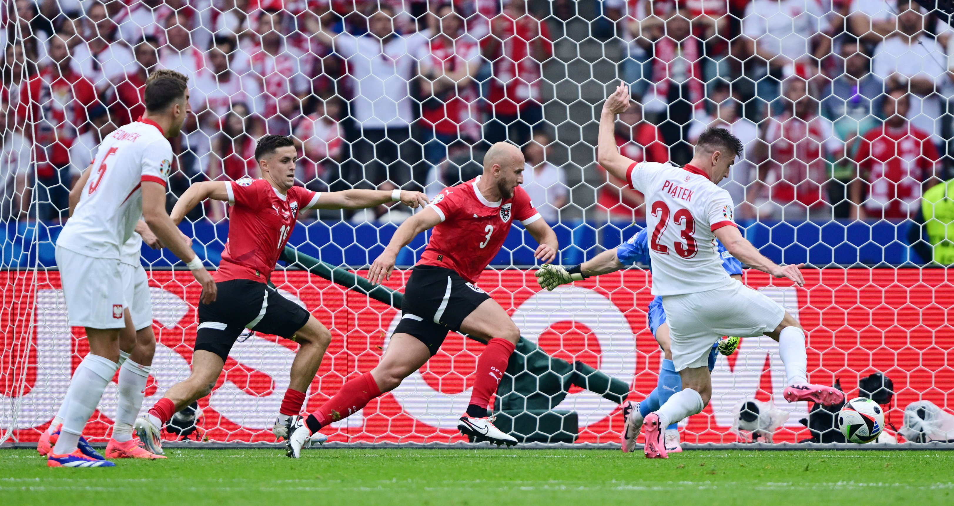 Trauner helpt Oostenrijk met kopgoal aan overwinning op Polen