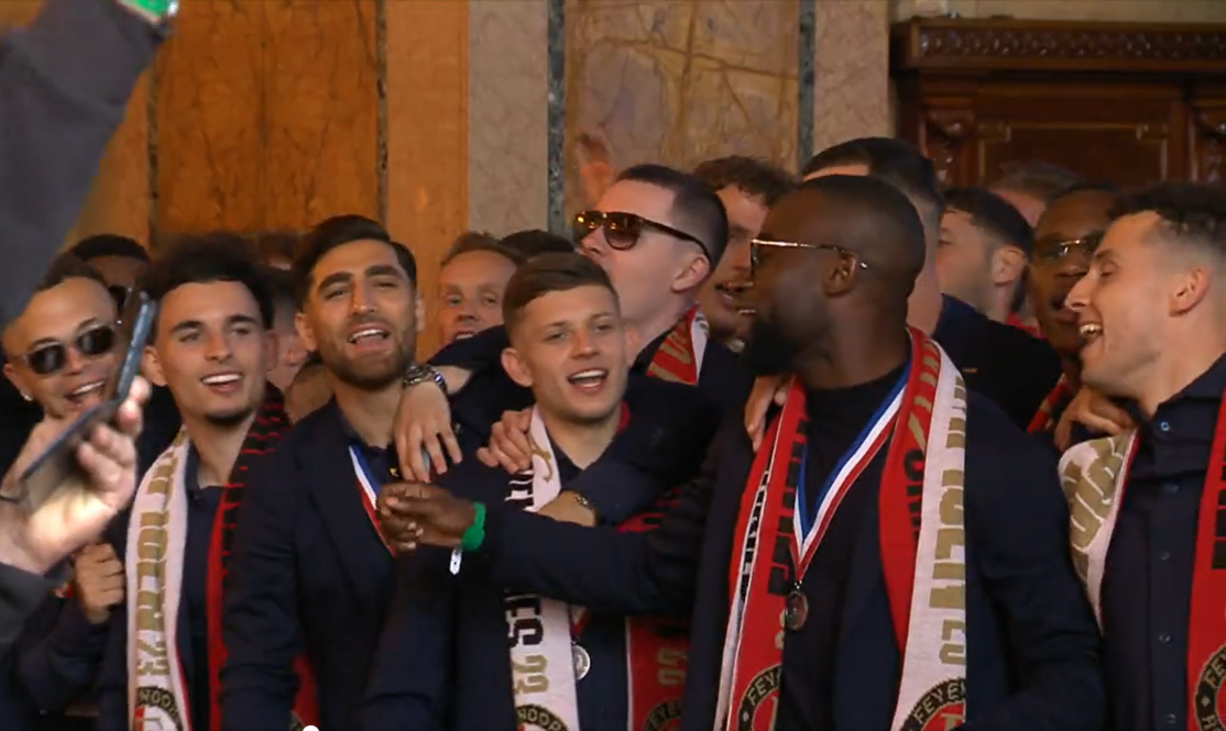 Feyenoordselectie zet het stadhuis op stelten