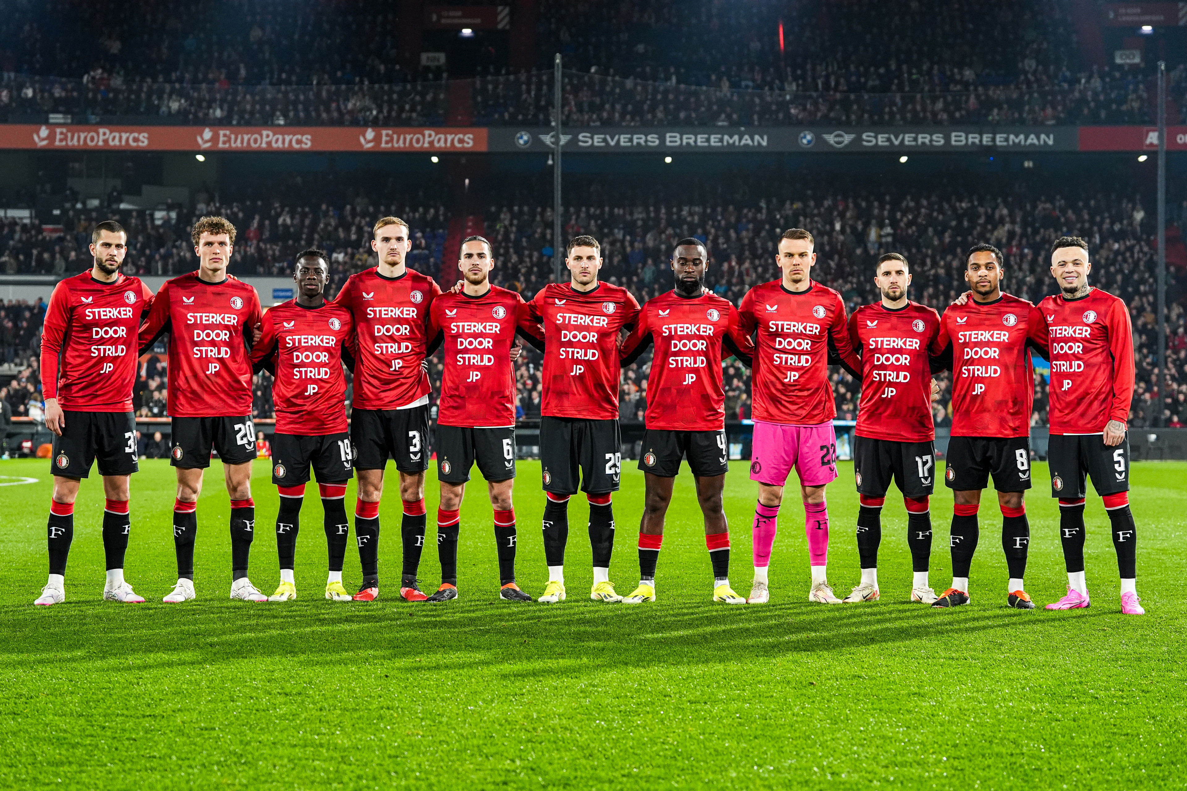 Feyenoordspelers steunen Boëtius met speciaal shirt