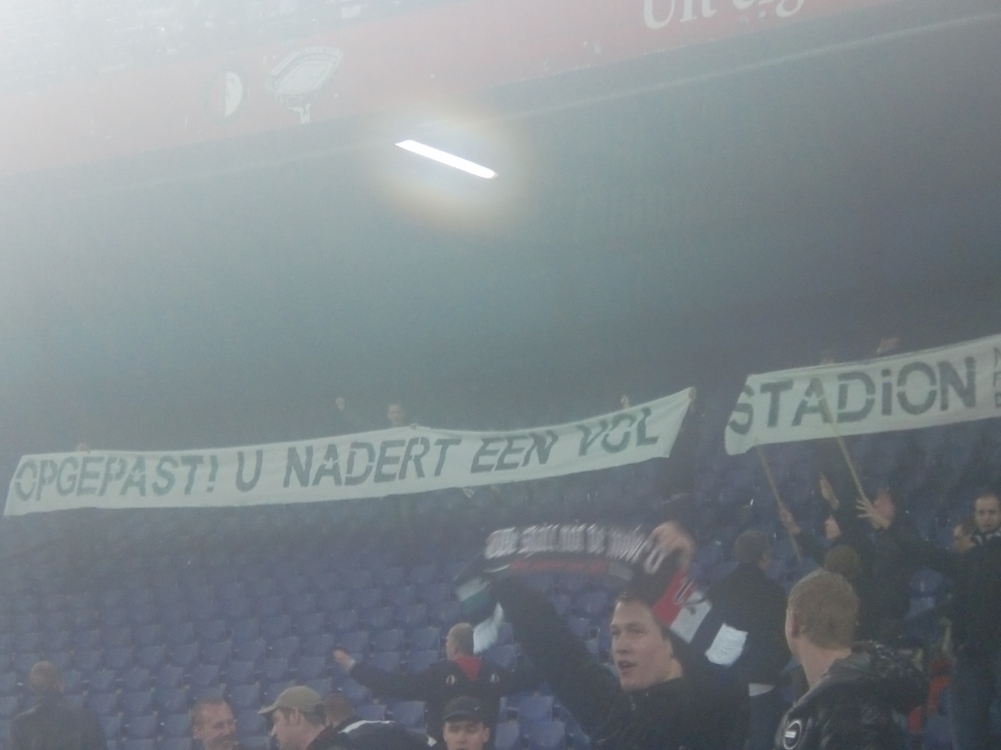 Feyenoord Supporters met ludiek spandoek jegens Vitesse Fans "Opgepast! U Nadert een vol stadion"