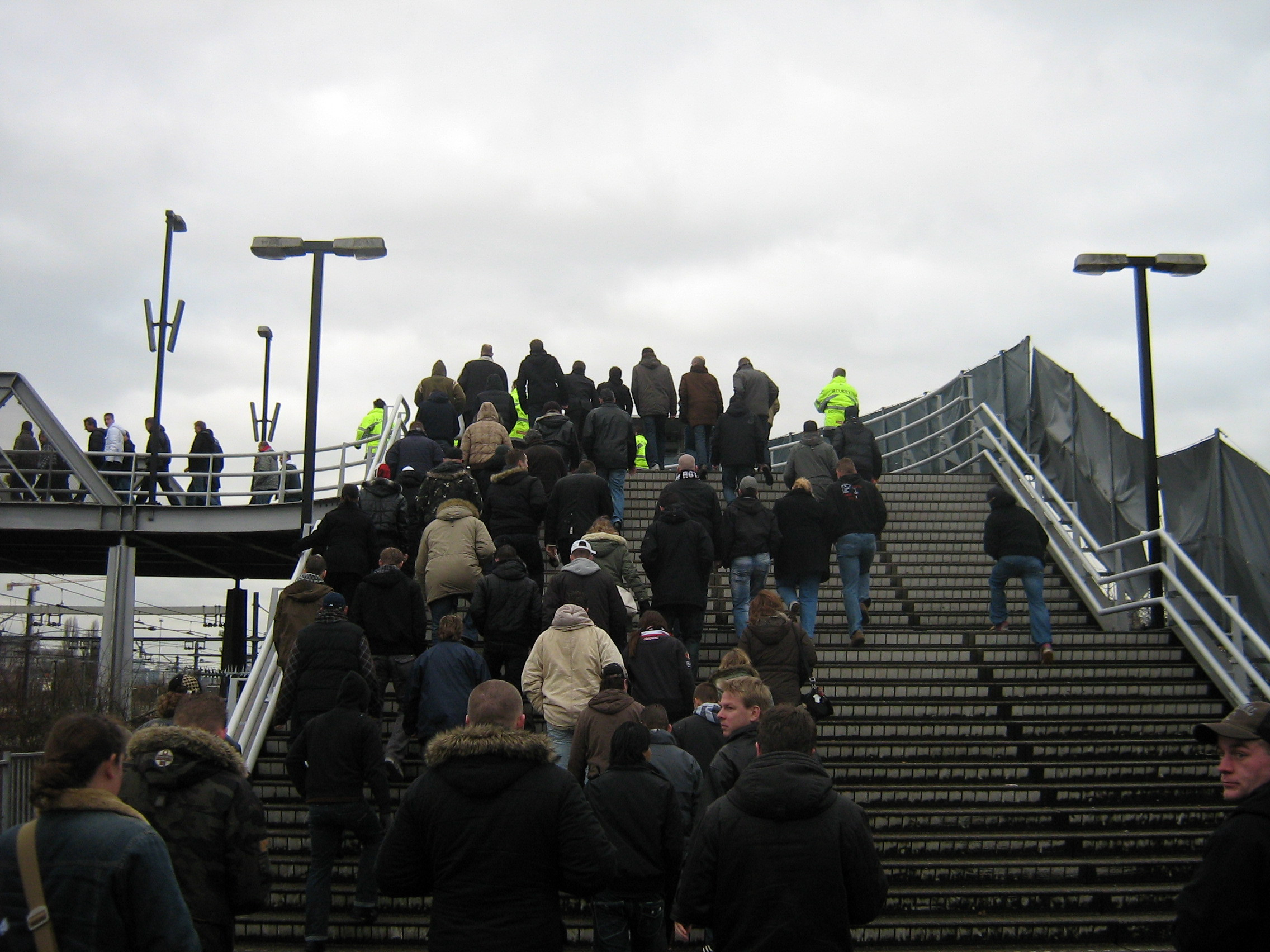 Feyenoord Supporters richting de trein bij De Kuip, Feyenoord on Tour