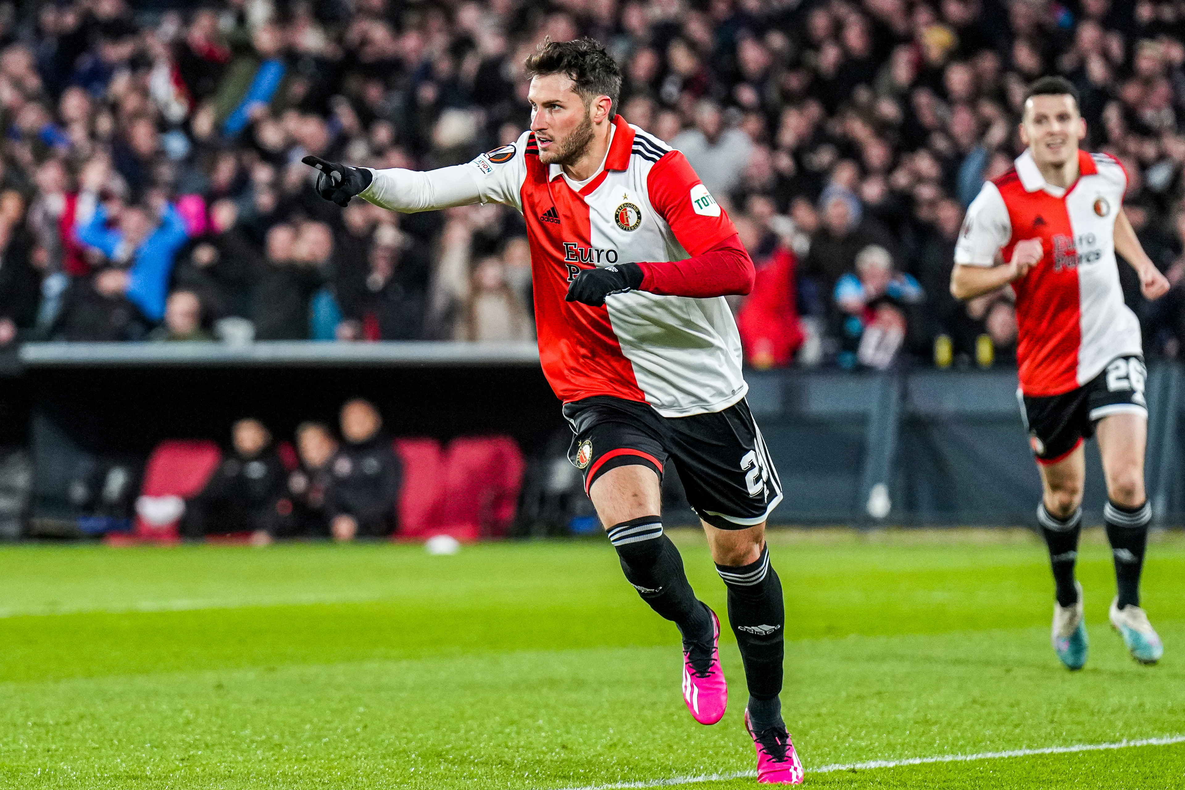 'Benfica spreekt zaakwaarnemer; Feyenoord wil tot 25 miljoen voor Gimenez'