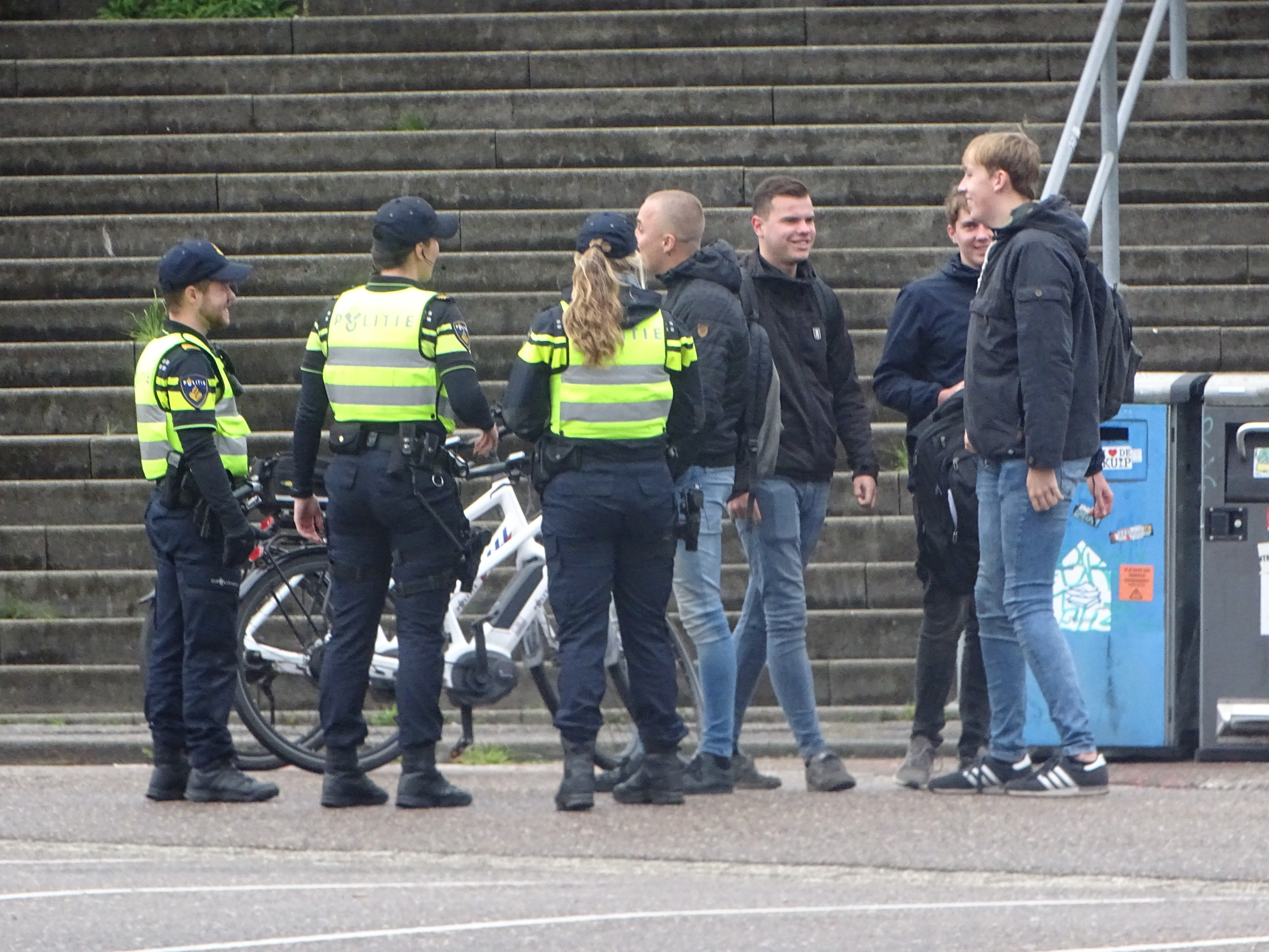 Politie houdt supporters staande bij tramhalte stadion voor controle