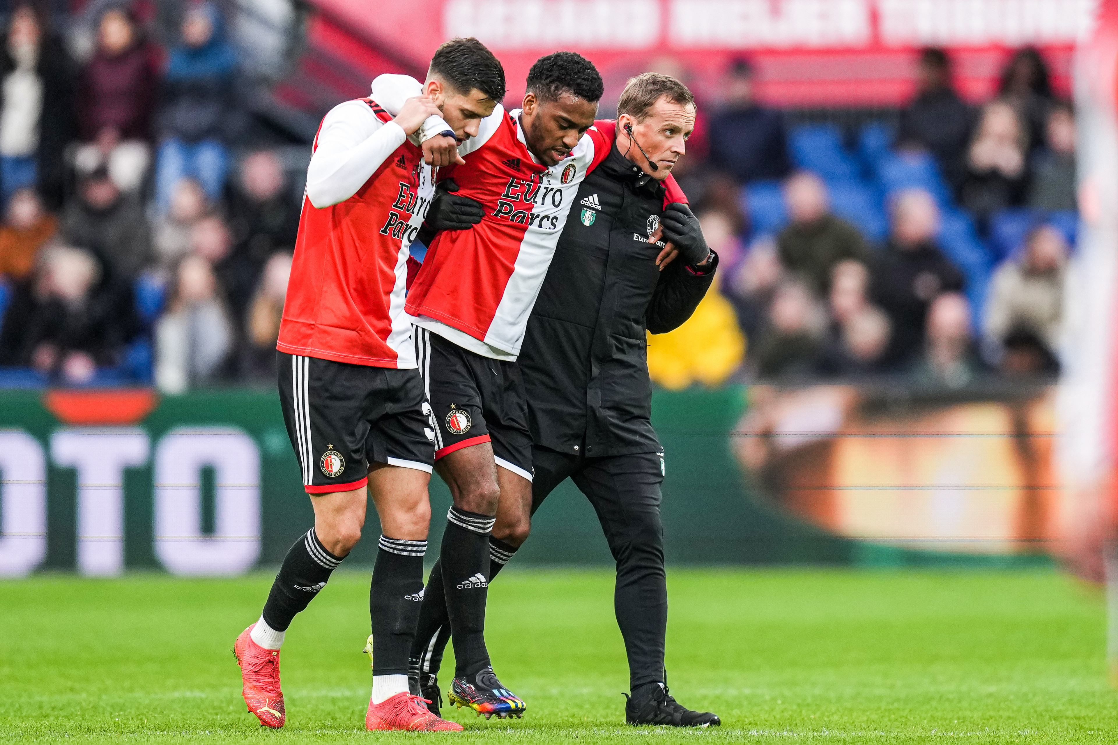 VK Sportphoto - Blessure Quinten Timber FC Emmen thuis benefietwedstrijd benefiet charity duel