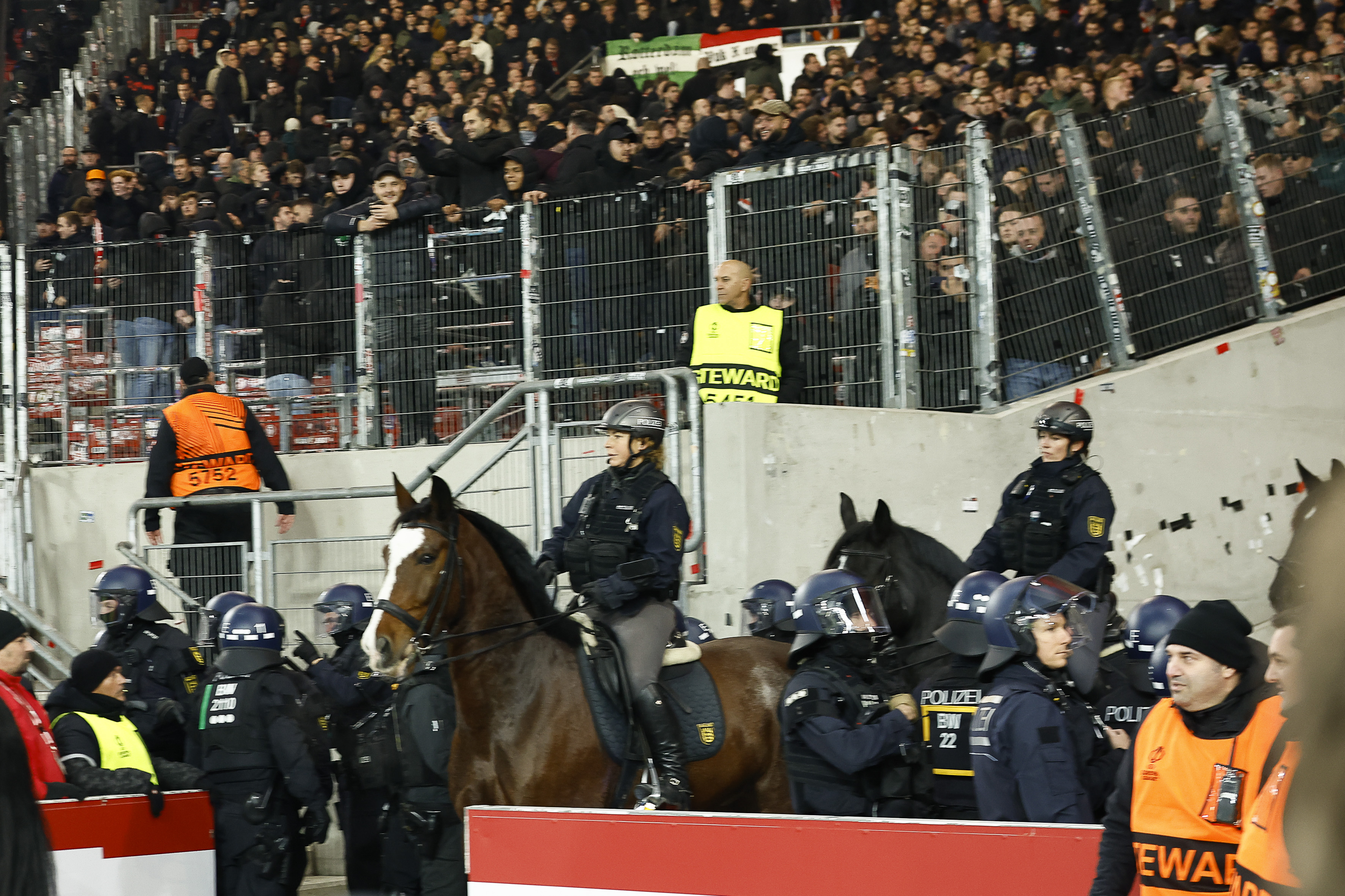 'Ongeregeldheden in Stuttgart: Politie arresteert zestien Feyenoord-supporters'