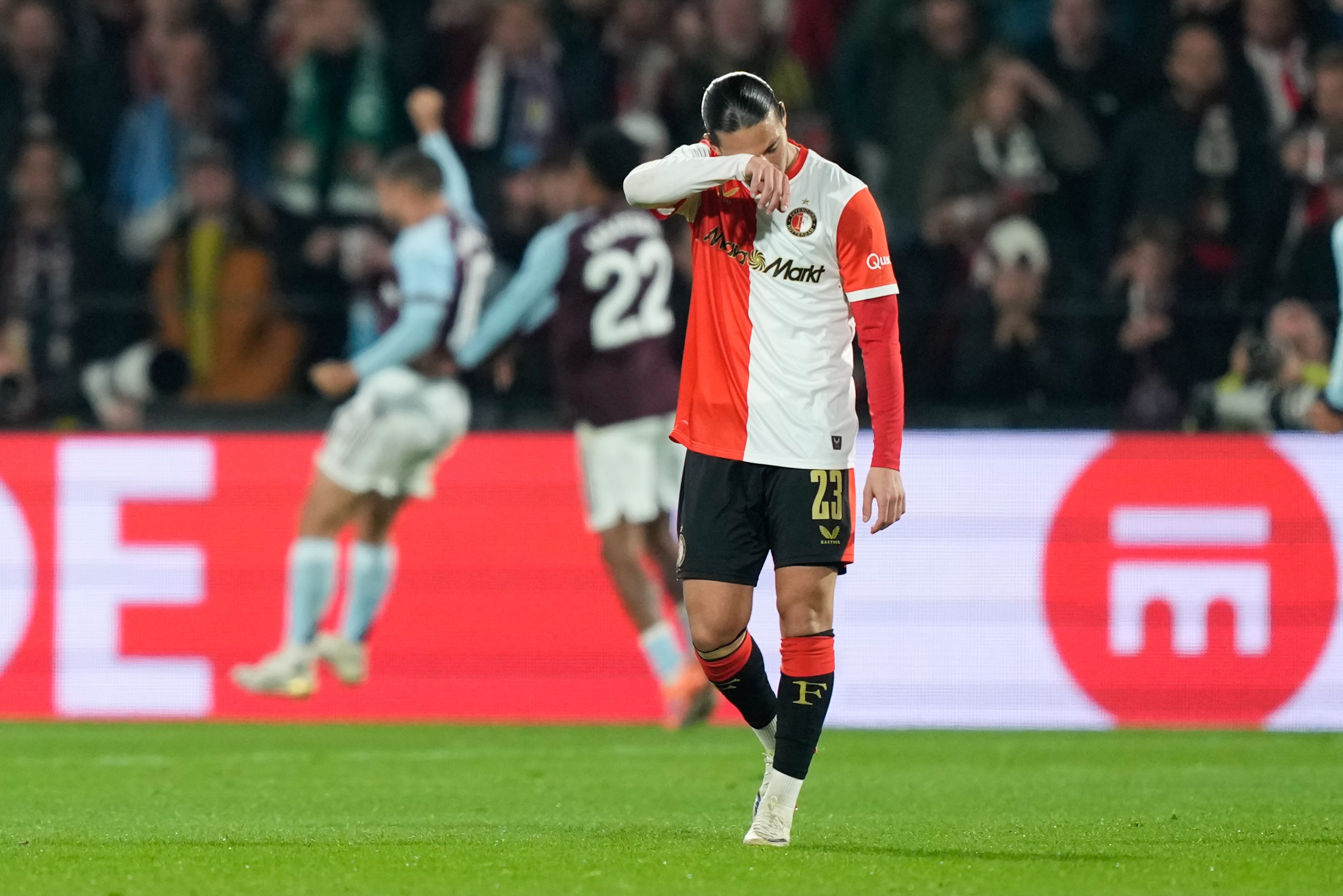 Feyenoord verliest van efficiënt Aston Villa in De Kuip