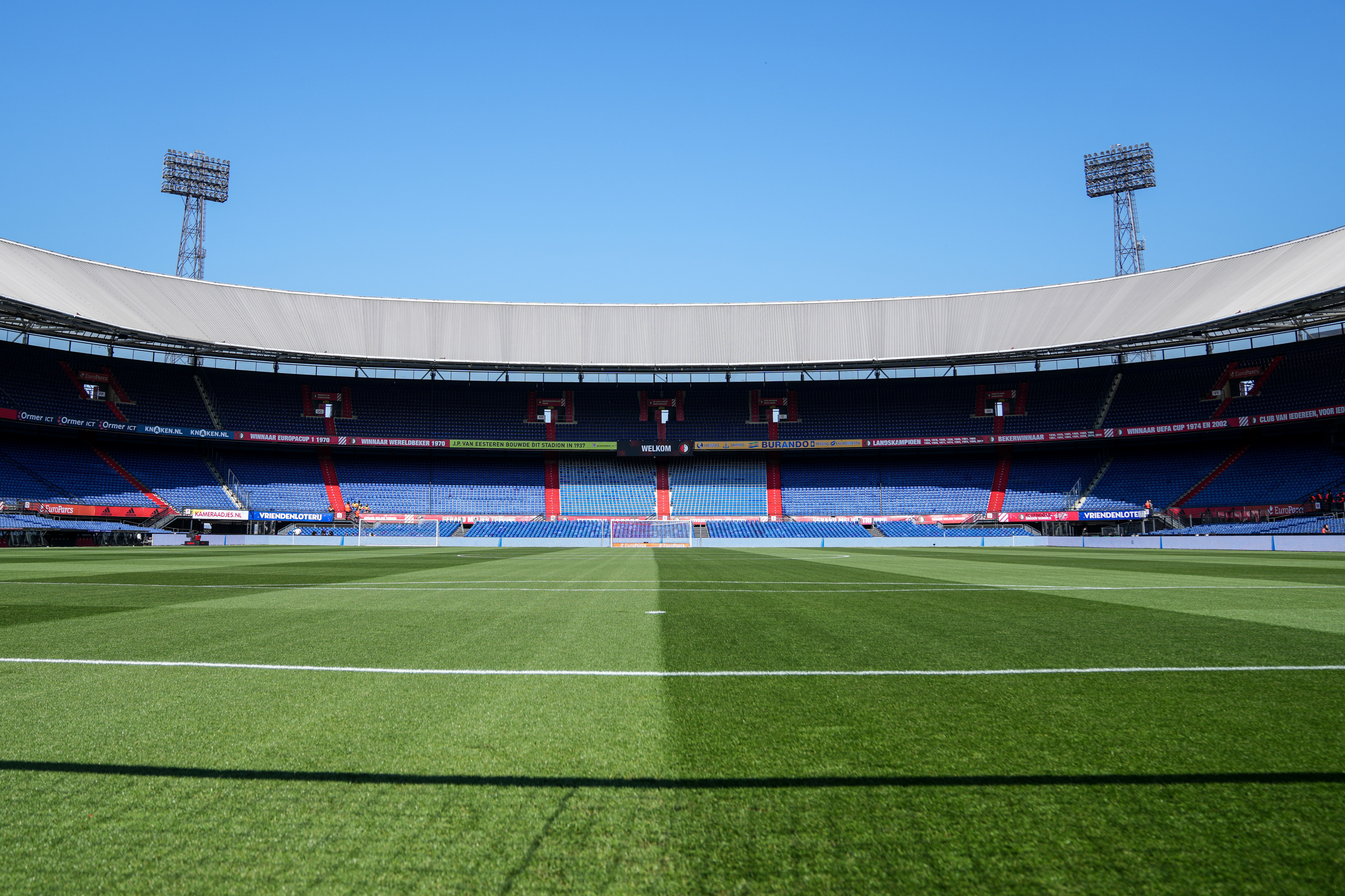 Feyenoord start met nieuw betalingssysteem voor catering in de Kuip