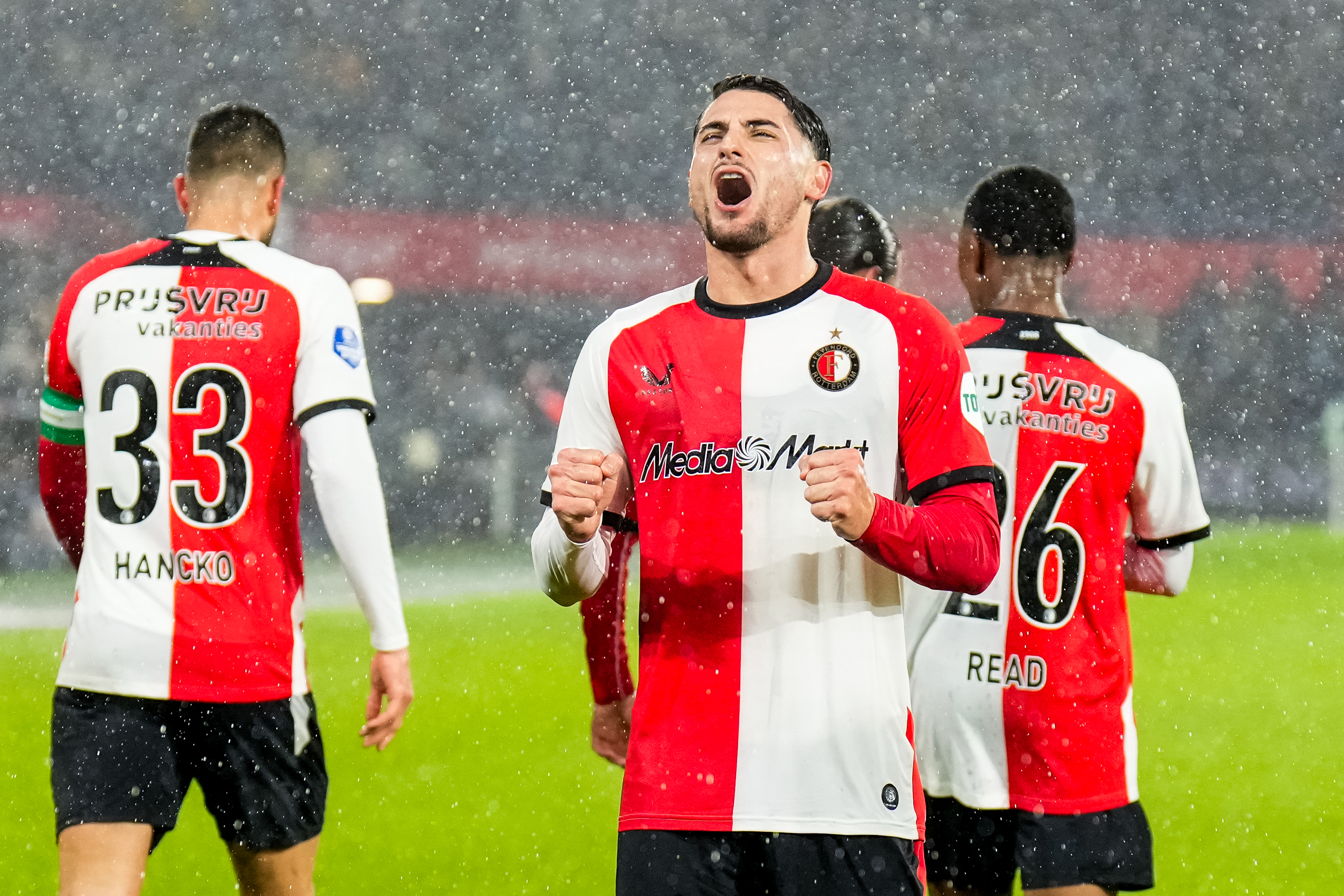 Feyenoord wint op regenachtige avond comfortabel van SC Heerenveen