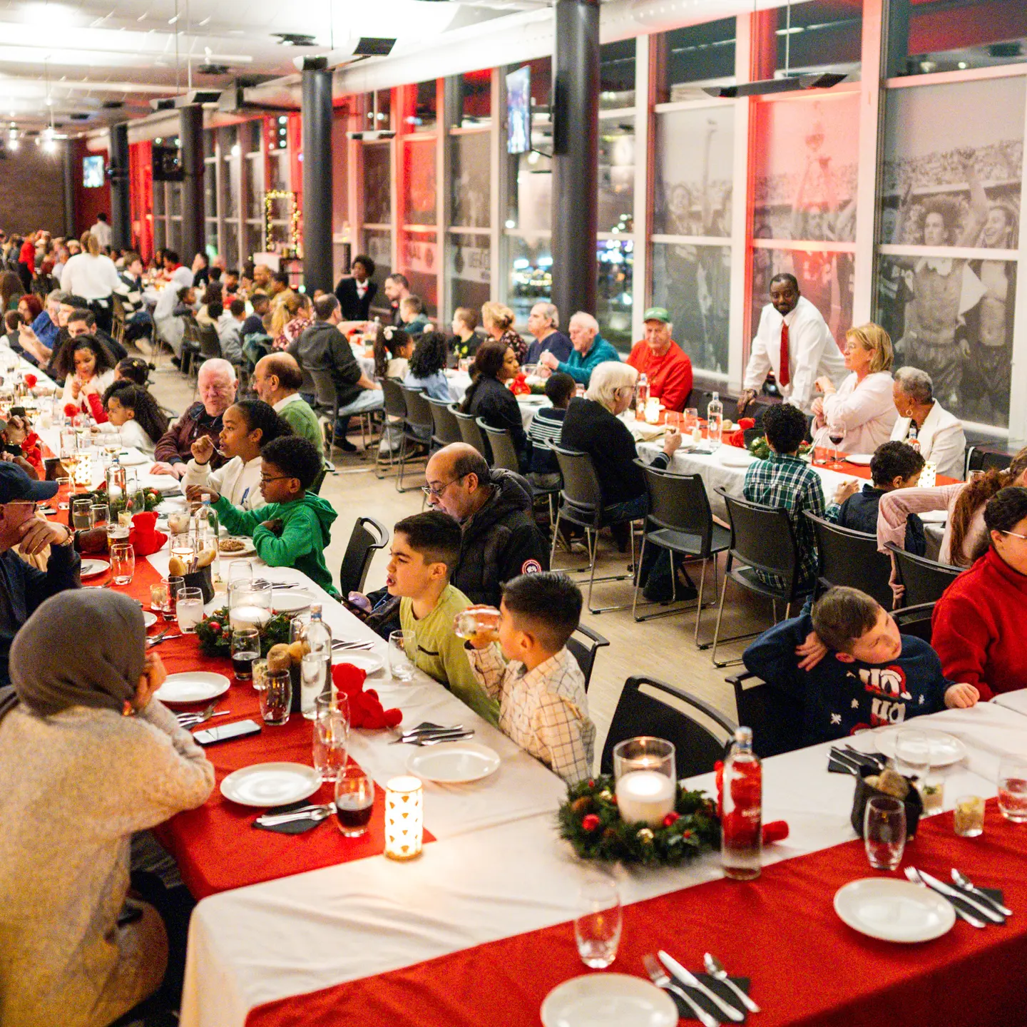 Feyenoord sluit jaar af met kerstdiner voor inwoners Rotterdam-Zuid