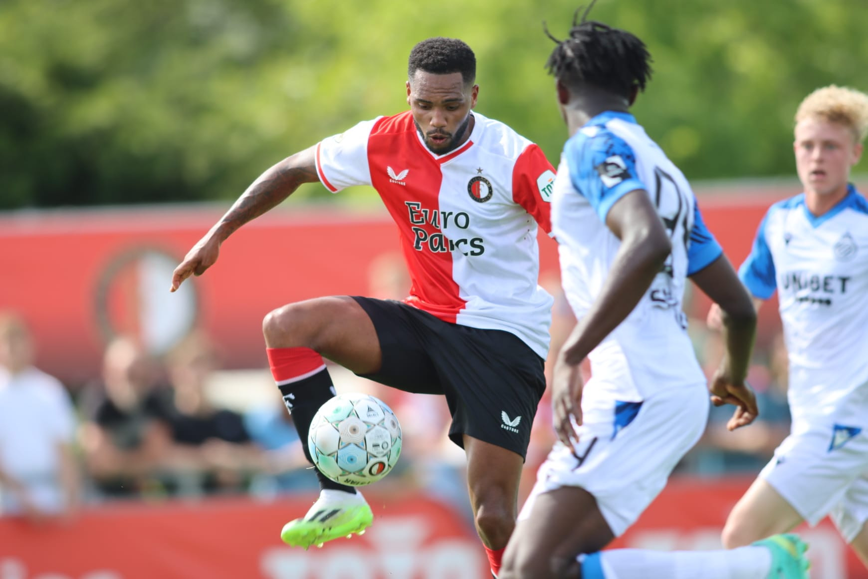 Feyenoord boekt degelijke 2-0 zege op Club Brugge