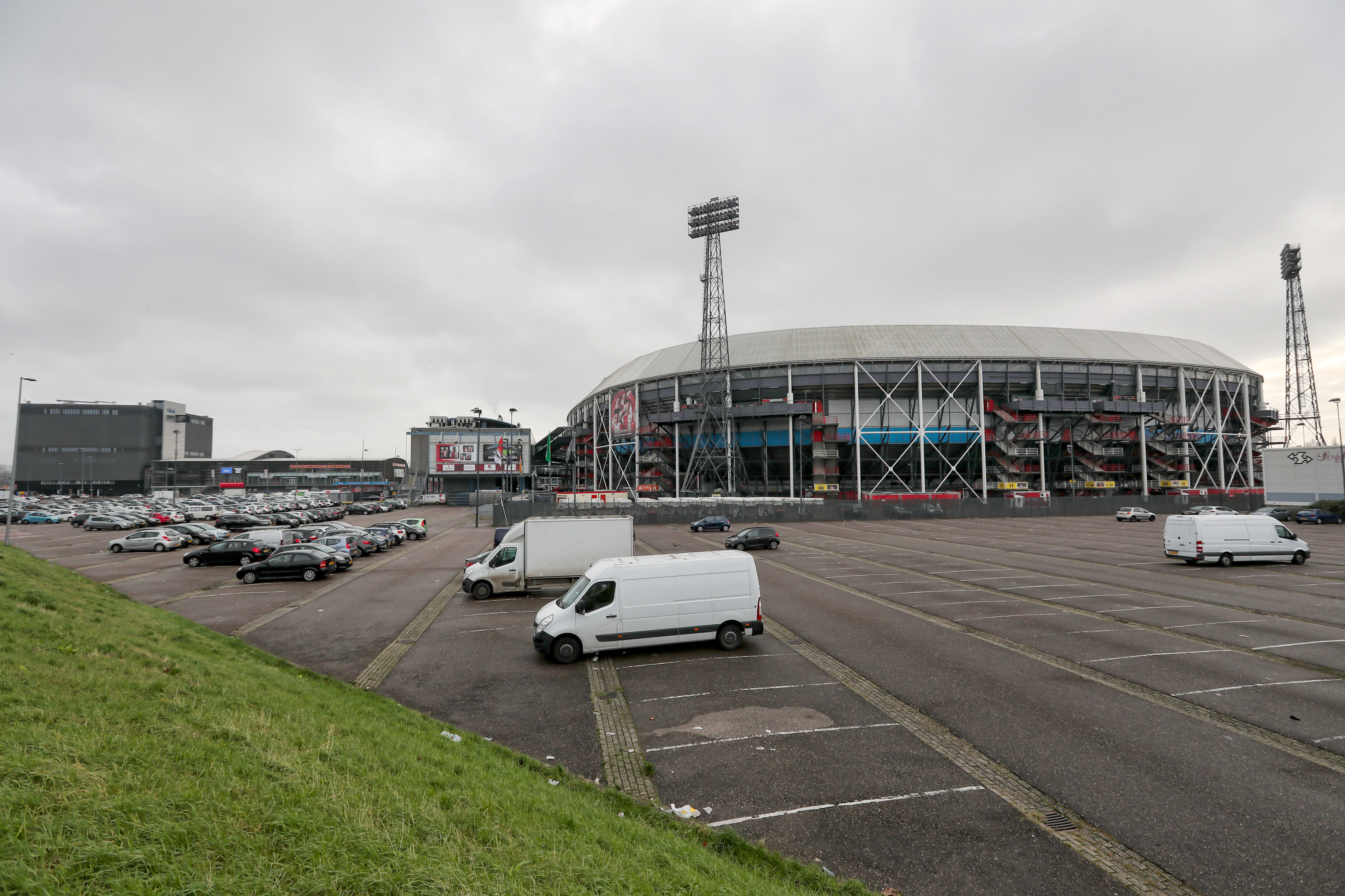 'Gemeente is klaar met gratis parkeren voor De Kuip; mogelijk slagbomen'