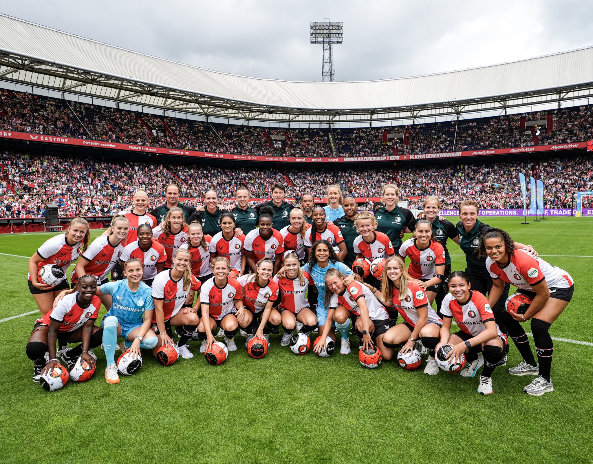 Feyenoord Vrouwen 1 speelt tegen PSV in De Kuip