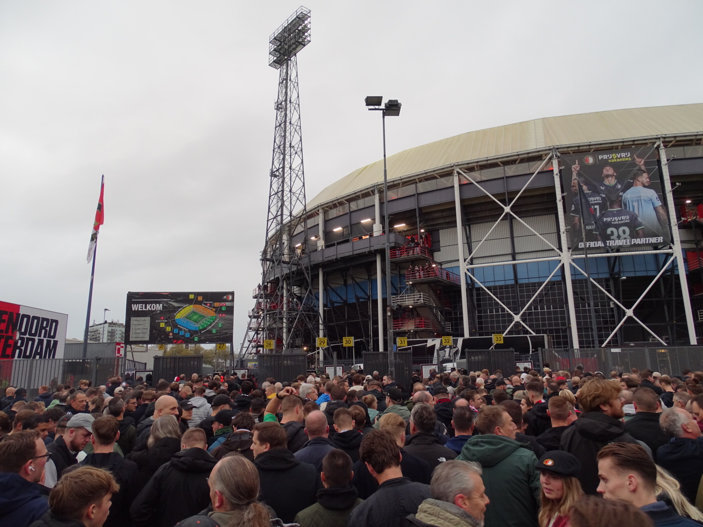 Wachtrij voor de Kuip - Jim Breeman Sports Photography