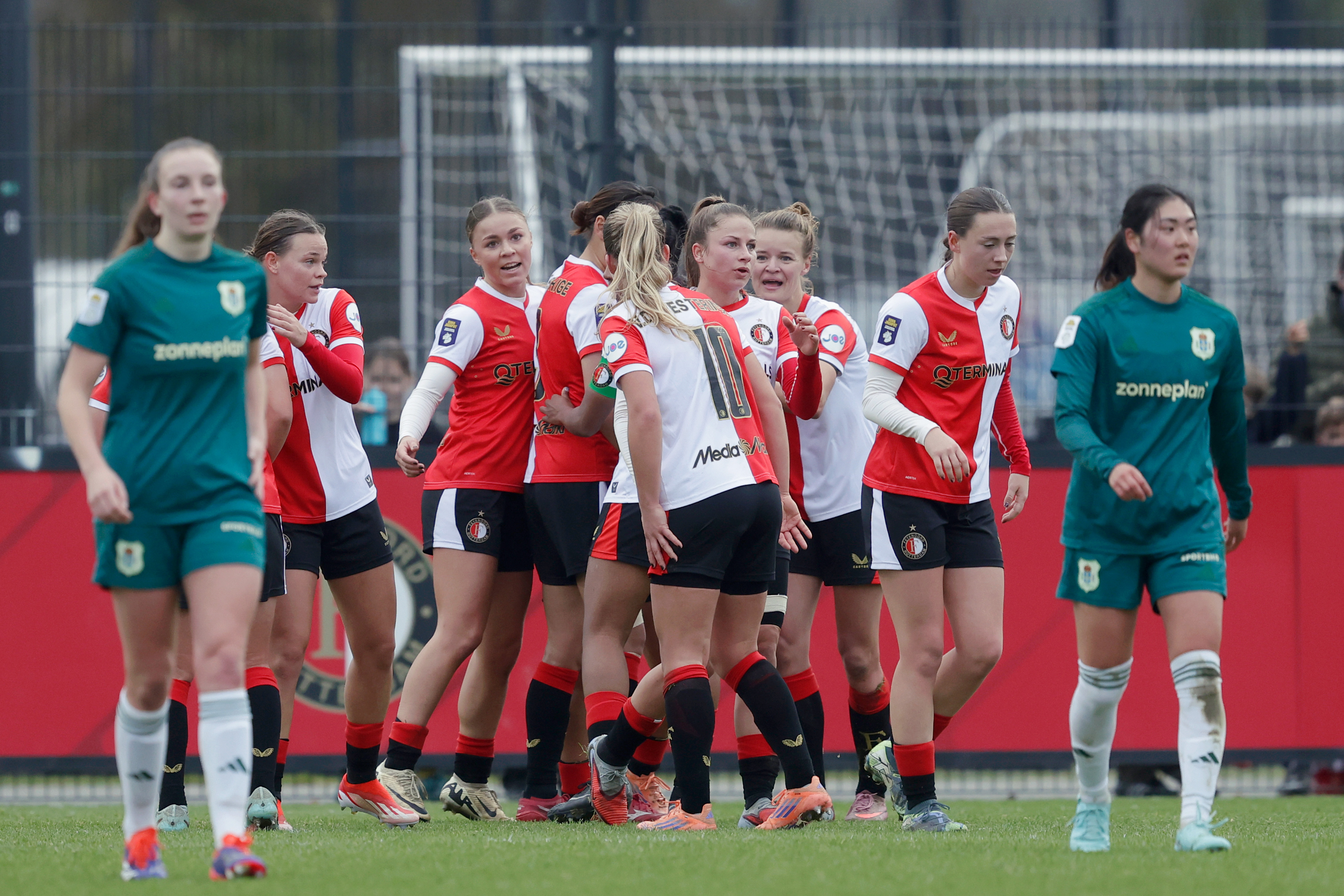 Feyenoord Vrouwen via strafschoppen langs PEC Zwolle en naar kwartfinale KNVB Beker