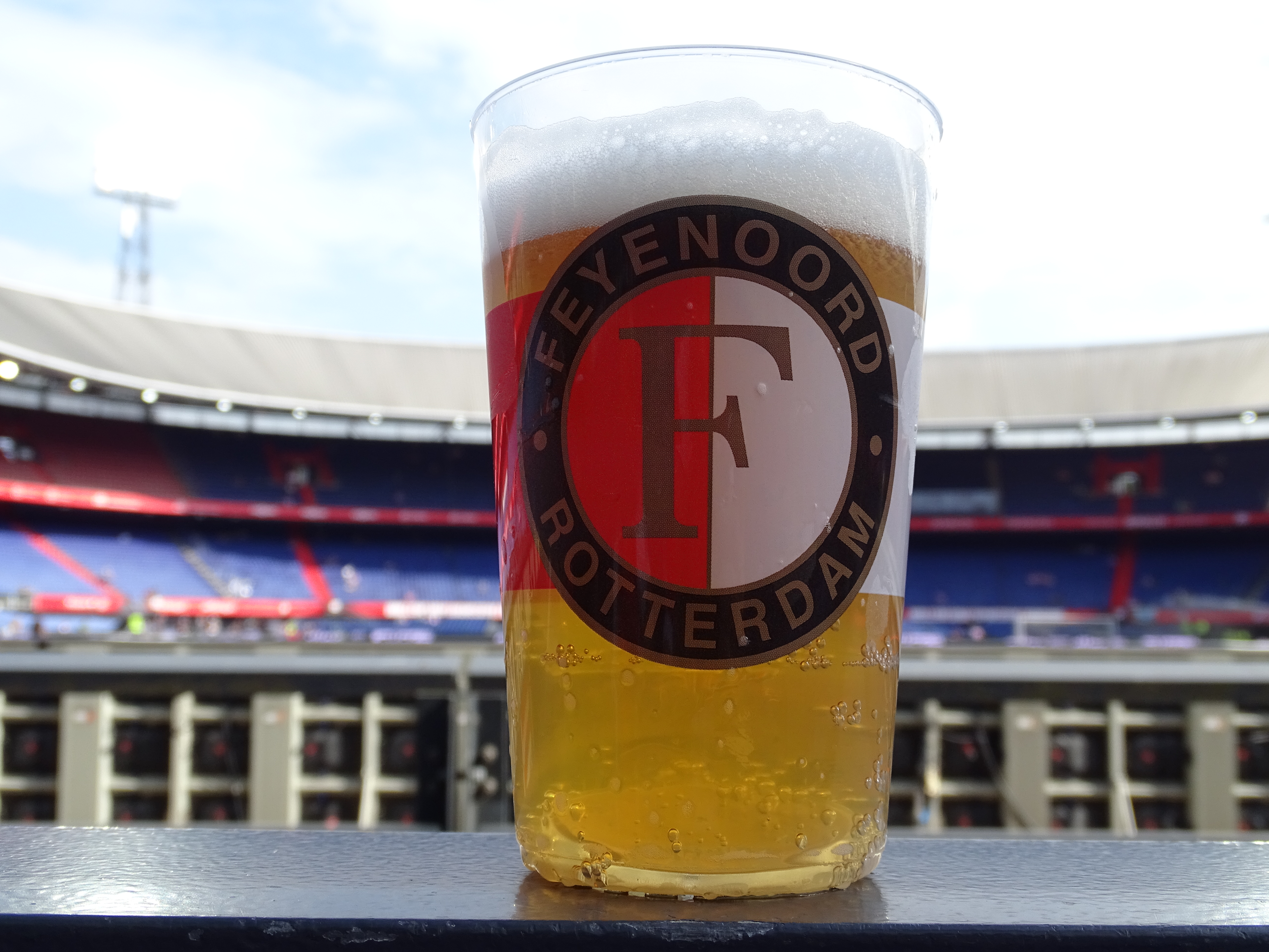 Feyenoordsupporters zien graag statiegeld op drinkbeker: "Of hang collectebussen op voor het goede doel"