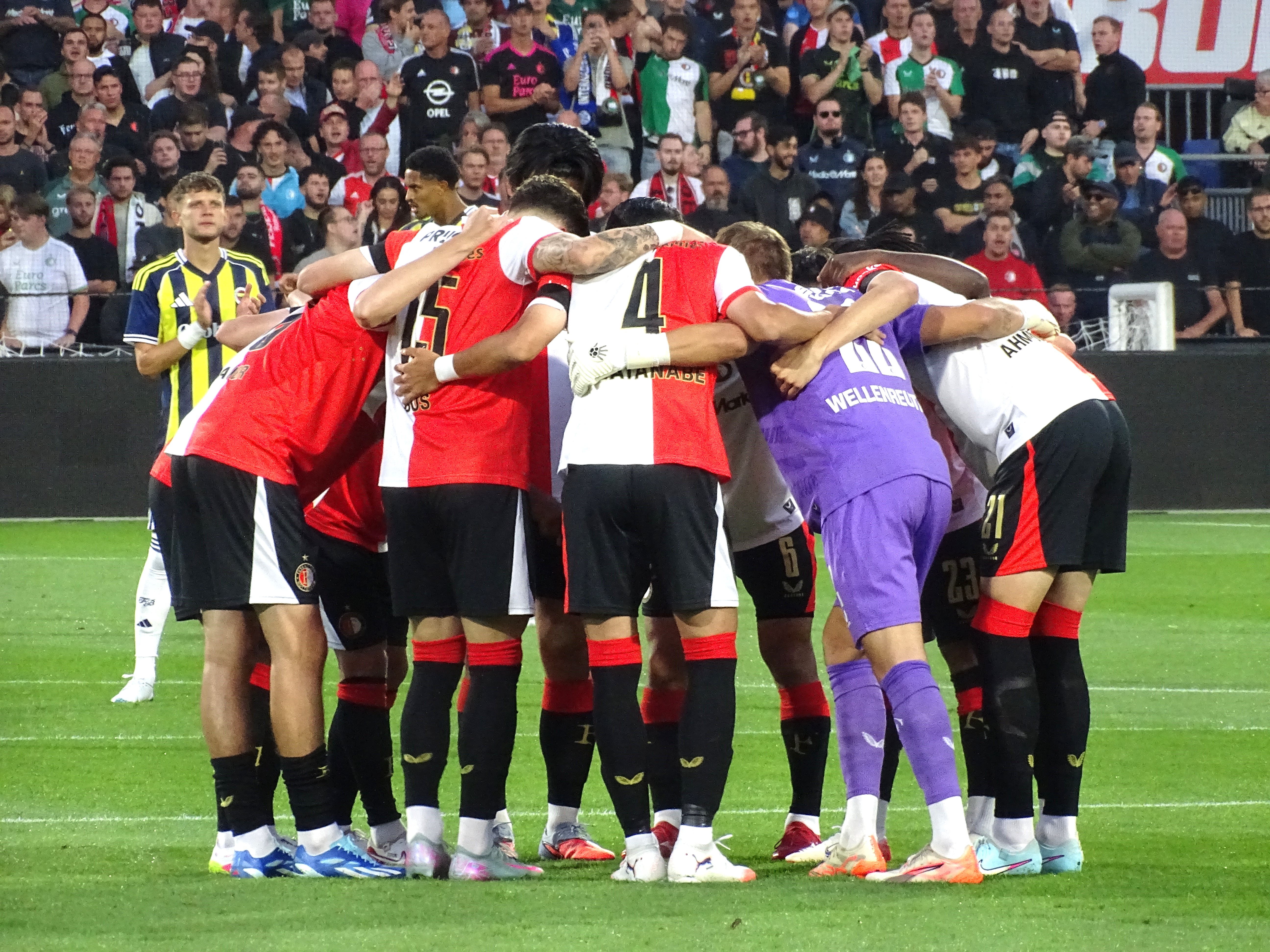 huddle-feyenoord-fenerbache-jim-breeman-sports-photography